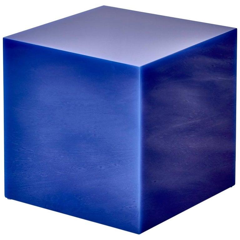 Résine Sabine Marcelis Table d'appoint contemporaine en résine moulée à haute hauteur en forme de cube à bonbons bleu électrique en vente