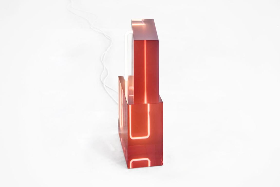 Néerlandais Sabine Marcelis Totem 60 Lampadaire Rose Crimson Translucide Résine et Neon en vente
