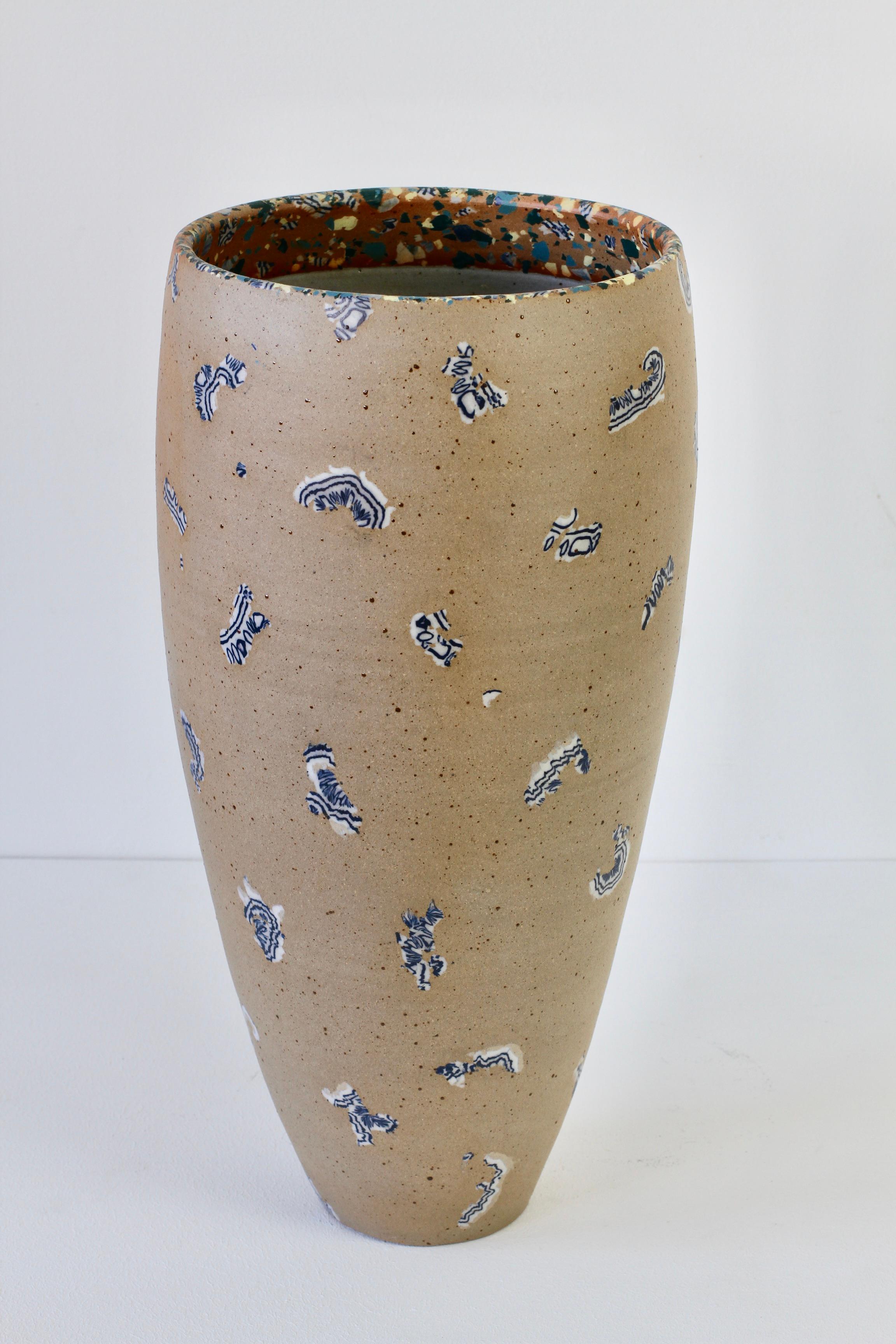 Merveilleux et unique grand vase en grès de l'artiste allemande Sabine Mooshammer, circa 1992. Cette pièce d'art de Studio Pottery est vraiment exquise avec ses magnifiques inclusions en mosaïque bleue et blanche sur tout le corps du vase et son