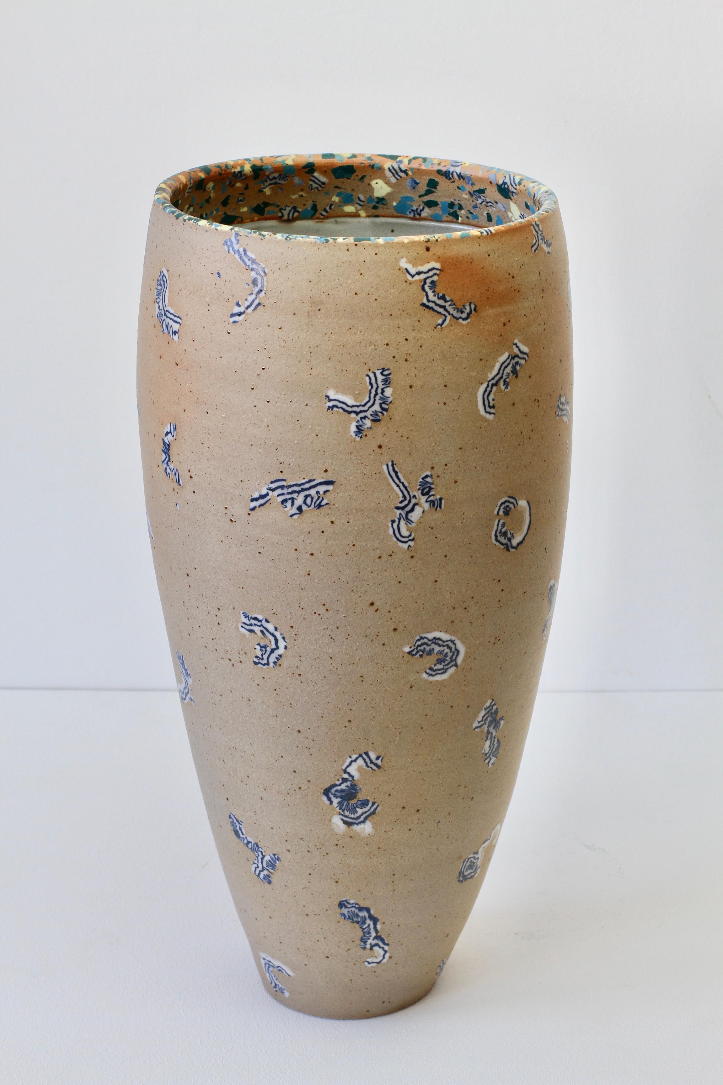 Allemand Sabine Moshammer Vase ou Umbrella Stand en poterie de studio d'art allemand, c.C. 1990 en vente