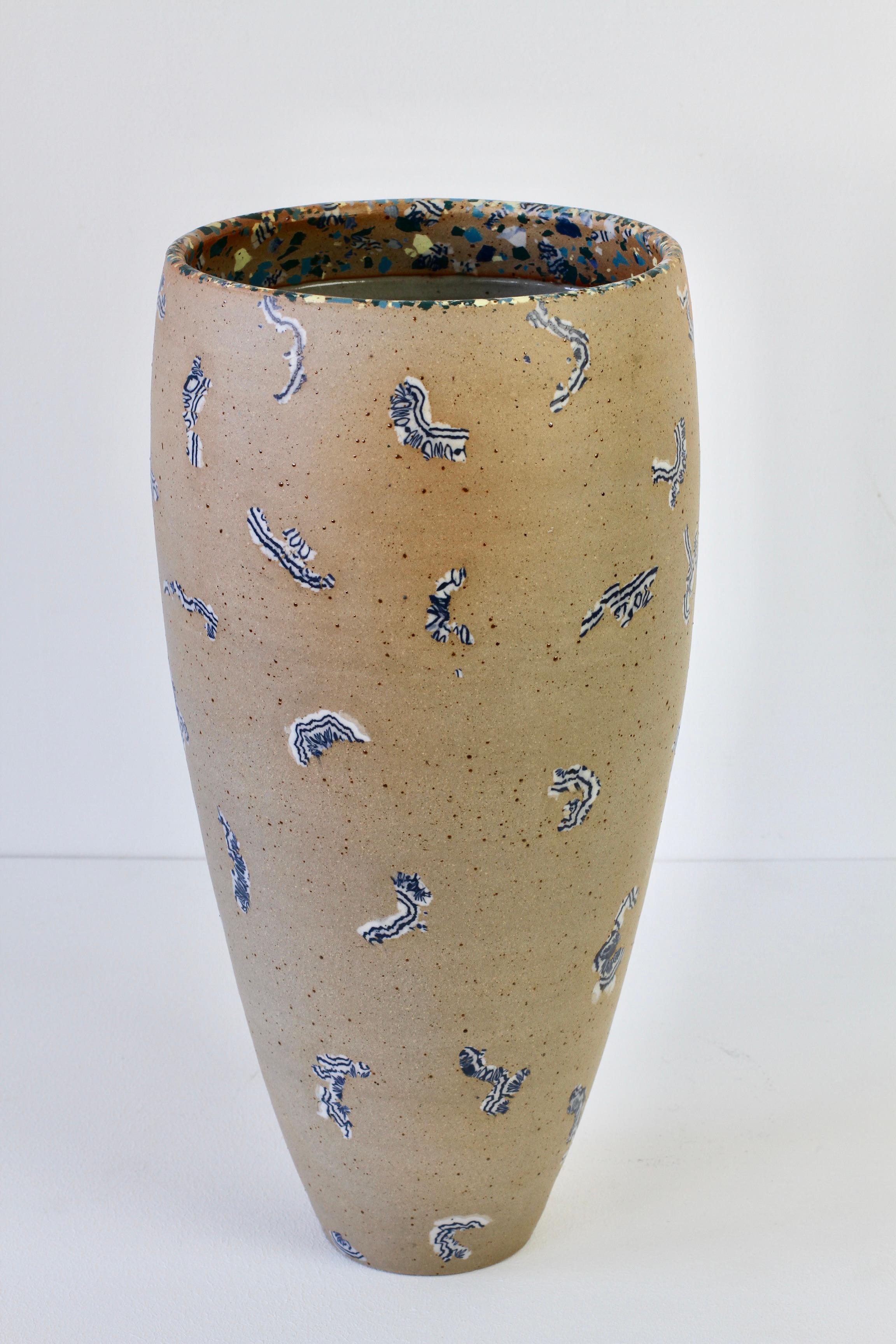 Fait main Sabine Moshammer Vase ou Umbrella Stand en poterie de studio d'art allemand, c.C. 1990 en vente
