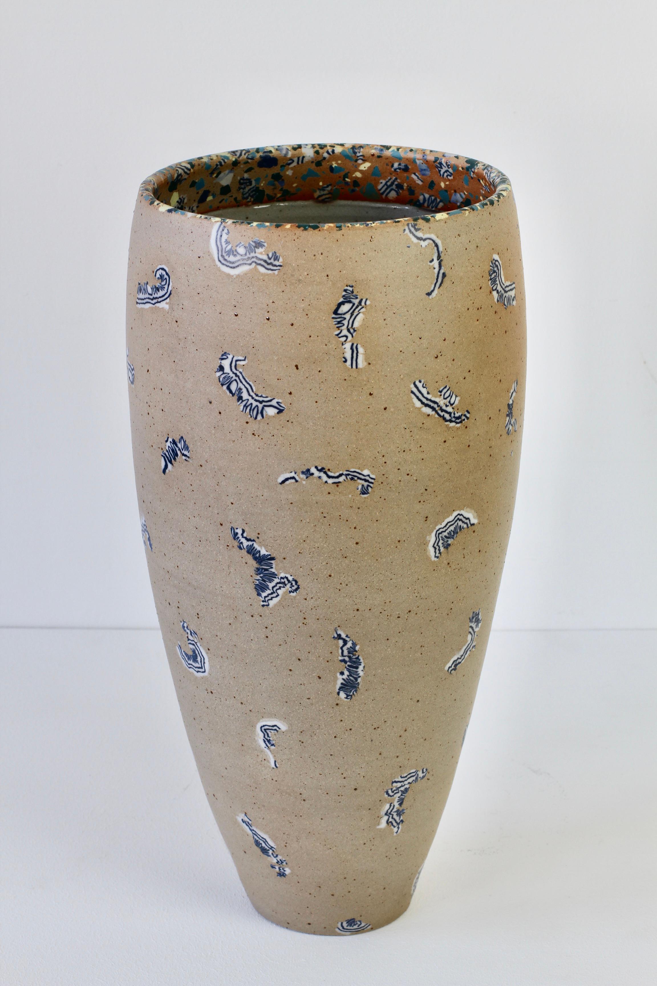Sabine Moshammer Vase ou Umbrella Stand en poterie de studio d'art allemand, c.C. 1990 Excellent état - En vente à Landau an der Isar, Bayern