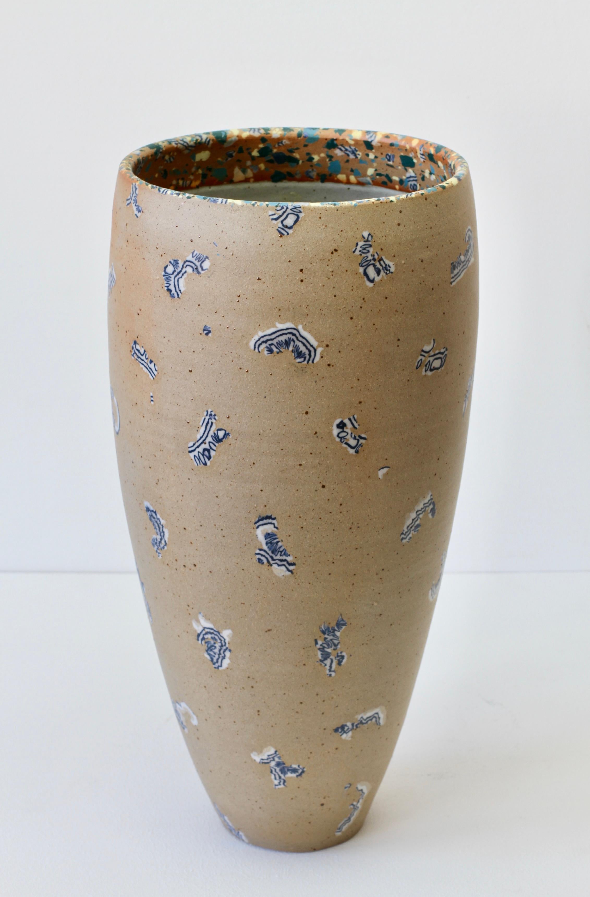 Argile Sabine Moshammer Vase ou Umbrella Stand en poterie de studio d'art allemand, c.C. 1990 en vente