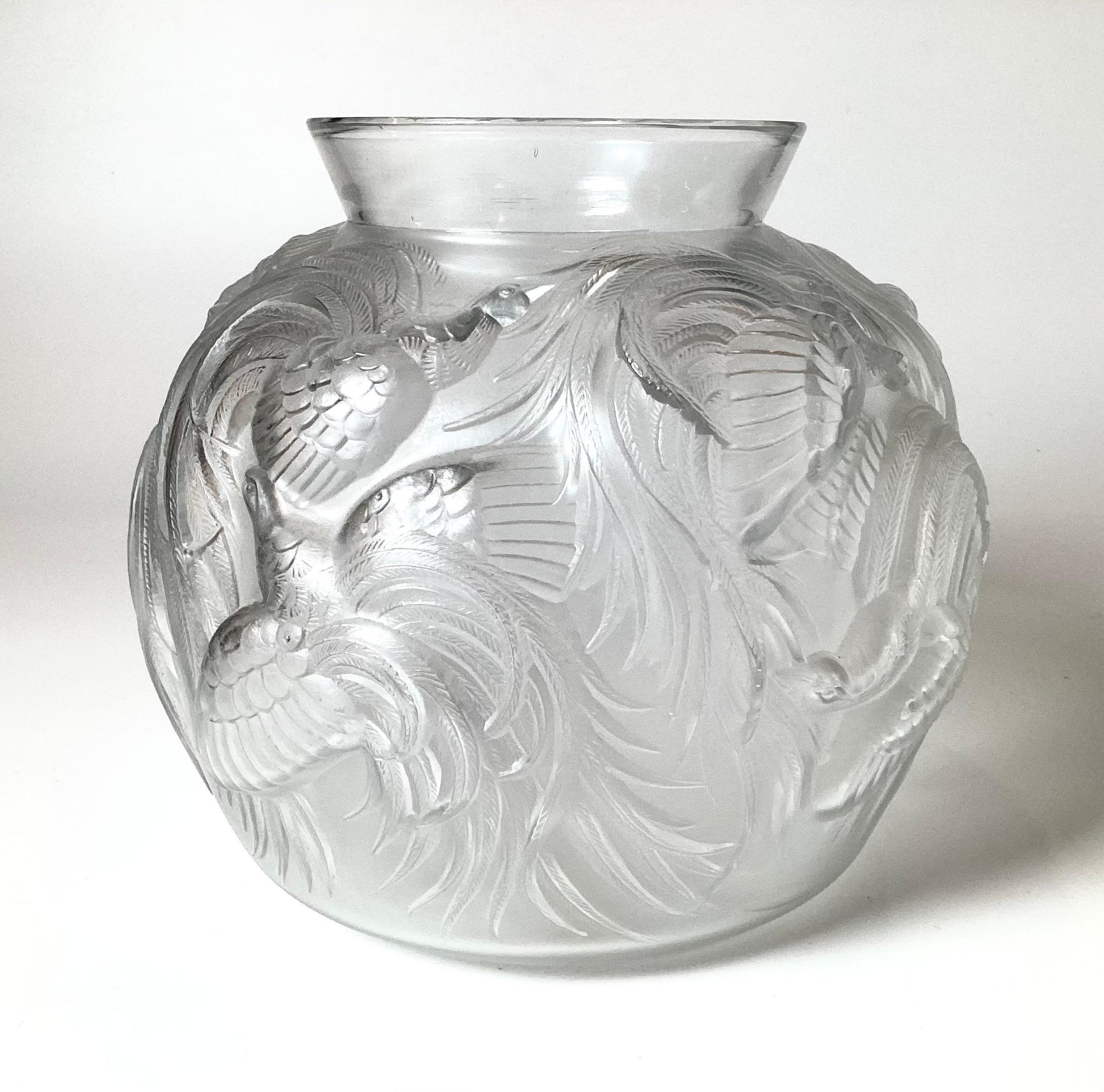 Elegante Vase aus Kunstglas mit Paradiesvögeln von Sabino aus Frankreich, ein frühes Stück aus der Produktion, signiert auf dem Sockel. Die bauchige Vase mit anmutigem Dekor auf der gesamten Oberfläche ist nach Art von Lalique mattiert.