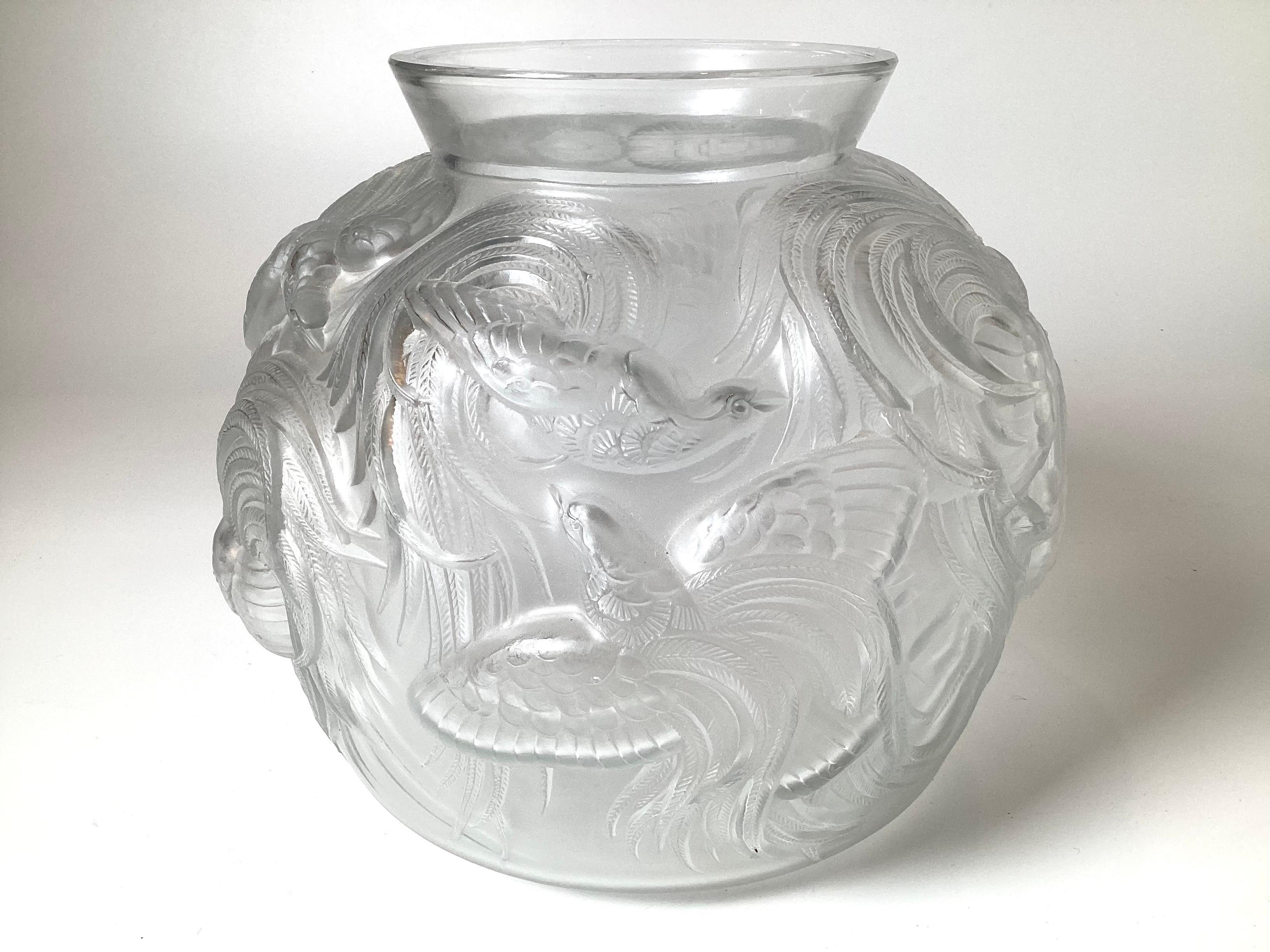 Sabino, Vase mit Vögeln aus mattiertem Glas, Sabino, 1930er Jahre (Art déco) im Angebot