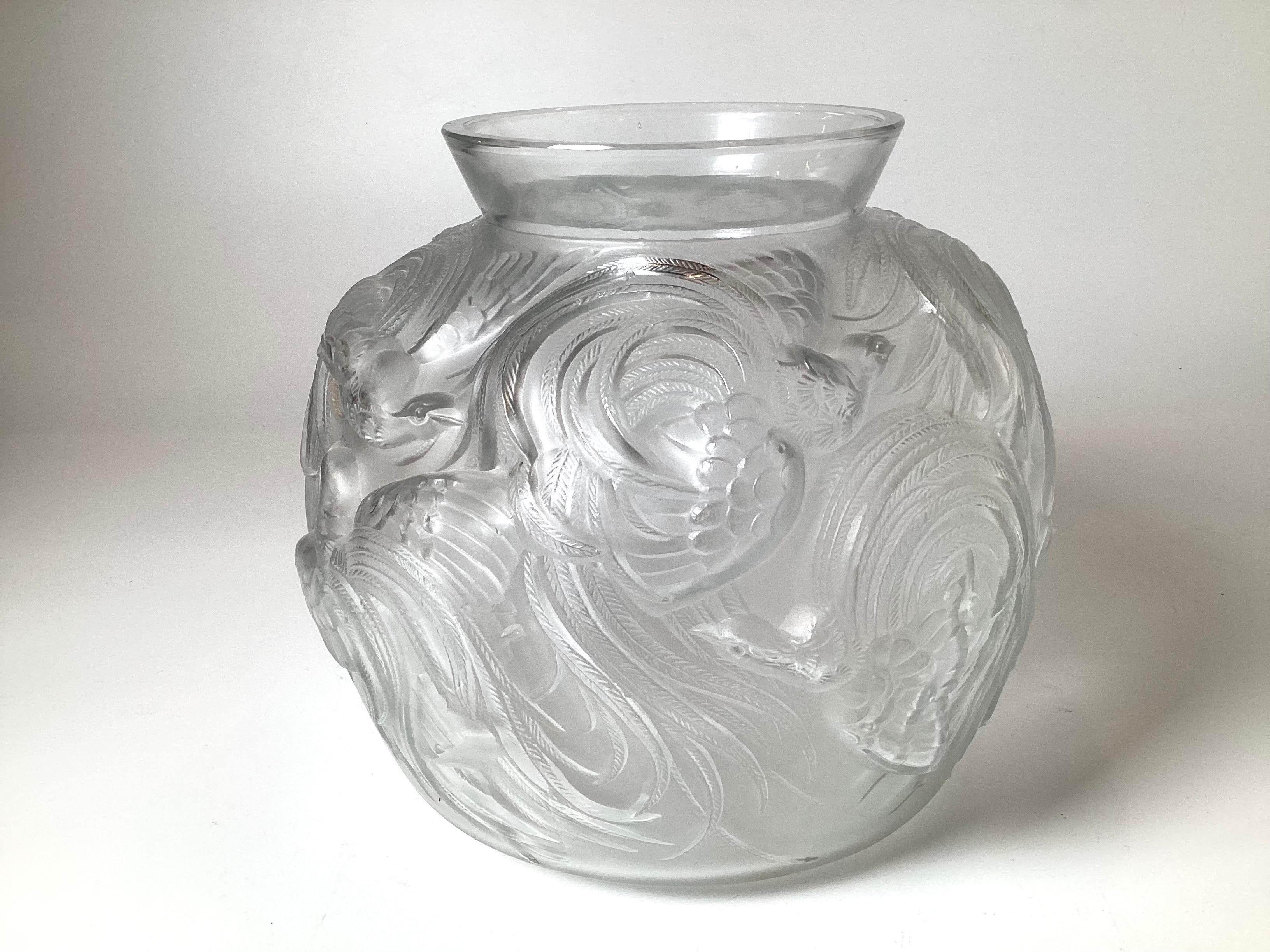 Sabino, Vase mit Vögeln aus mattiertem Glas, Sabino, 1930er Jahre (Französisch) im Angebot