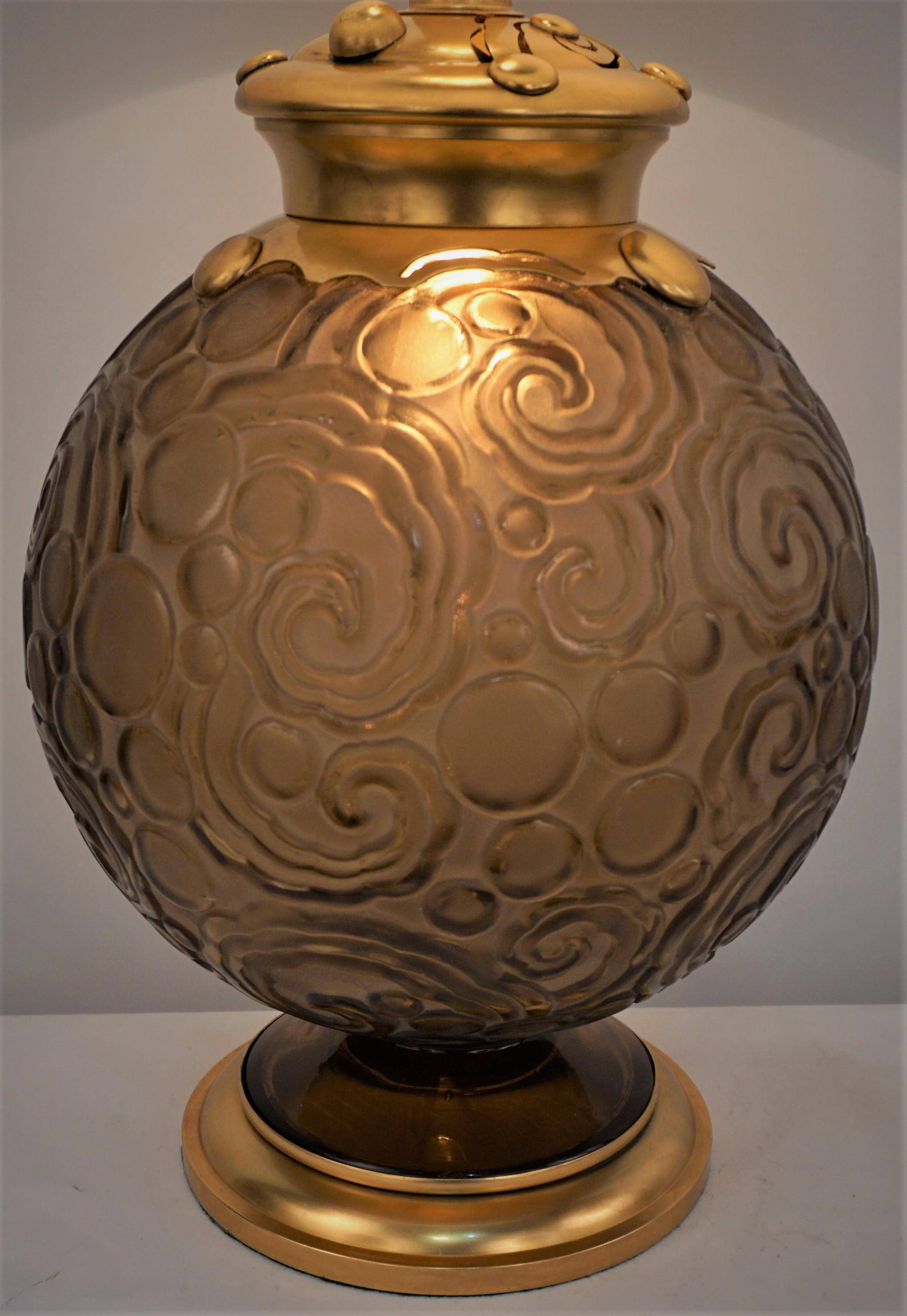 Rare lampe sabino, verre givré et clair brun fumé avec base et armature supérieure en bronze doré personnalisée avec veilleuse intérieure. 
La mesure comprend l'ombre.