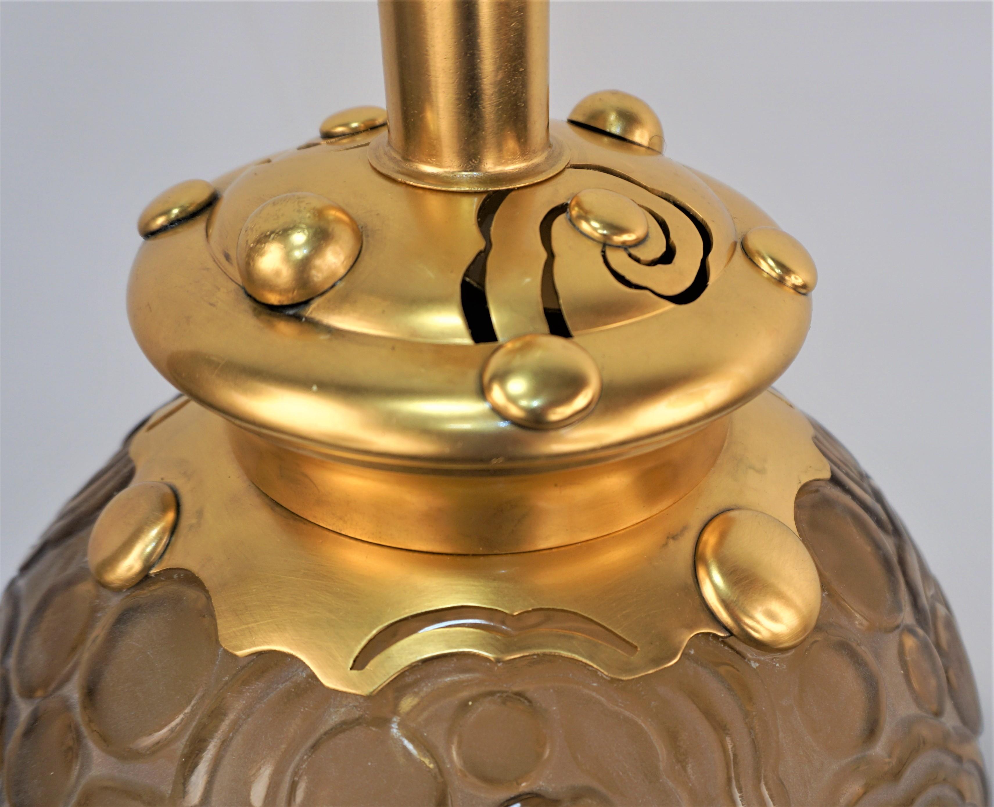 Sabino Art-déco-Tischlampe aus Glas und Dore-Bronze (Frühes 20. Jahrhundert) im Angebot