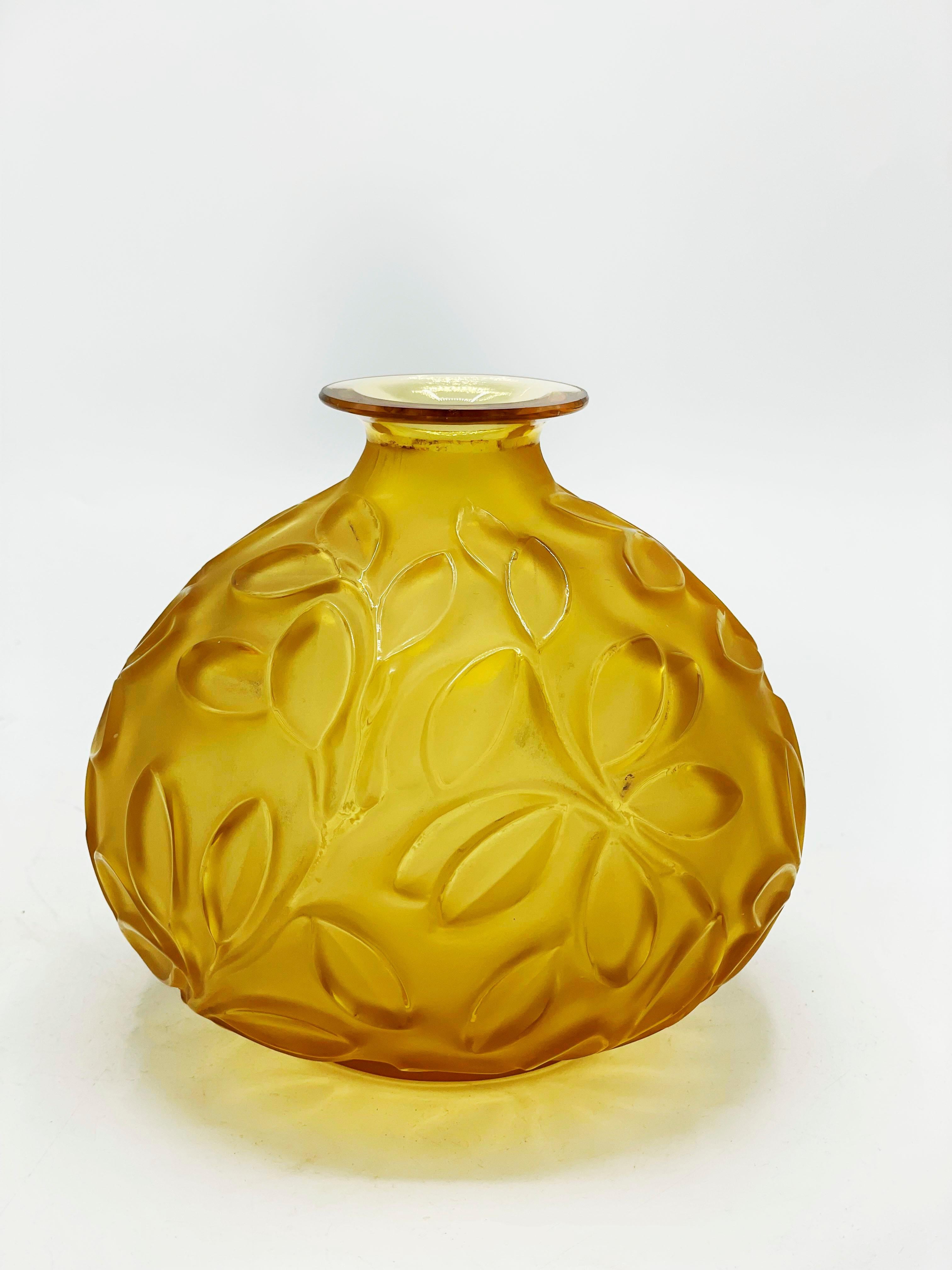 Vase en verre Art déco Sabino
Magnifique vase Sabino en verre jaune avec un design de Branch avec des feuilles qui le met encore plus en valeur grâce au relief.
Mesures :
Hauteur : 13 centimètre
Diamètre : 12.5 centimètres