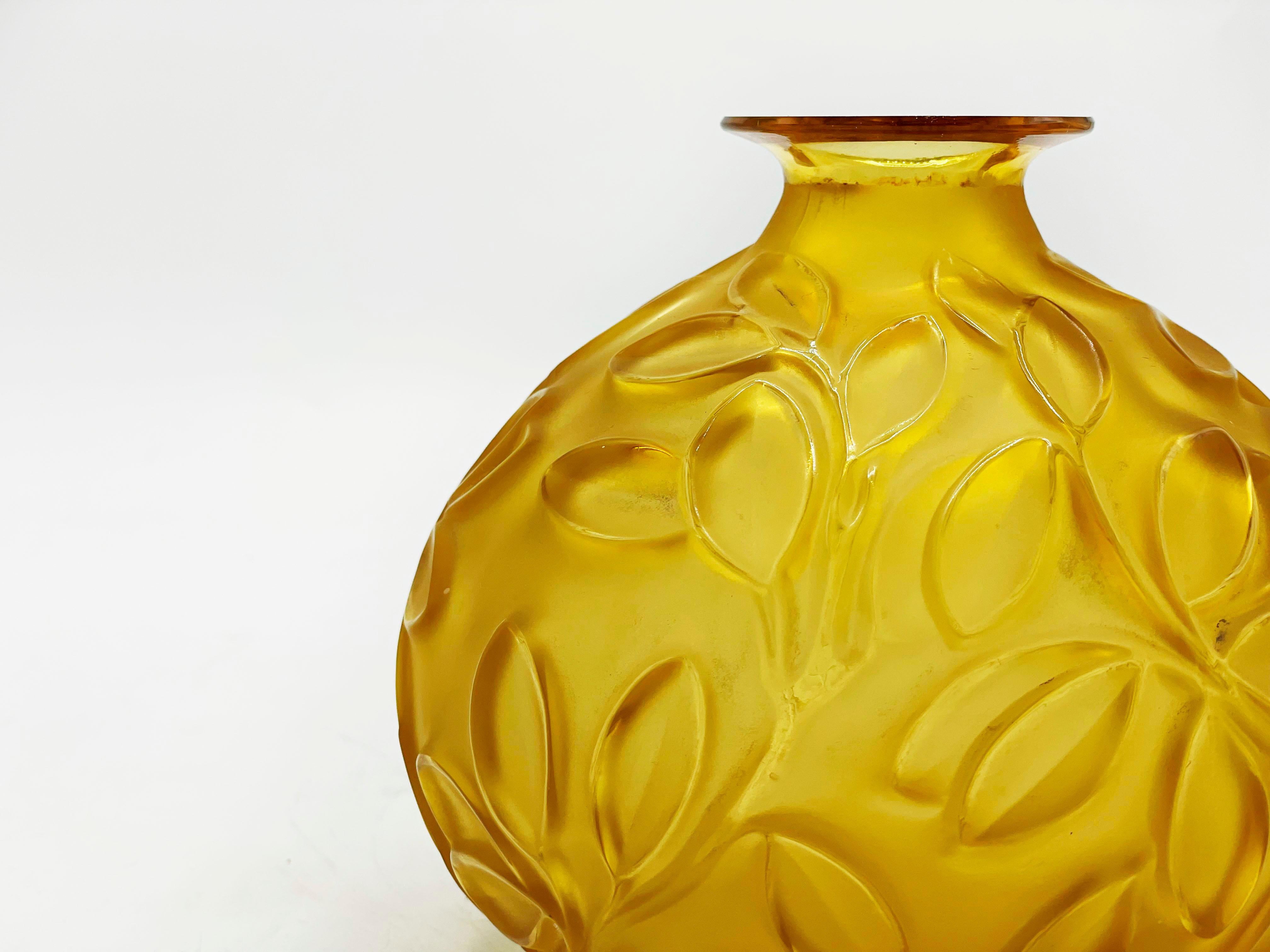 Français Vase en verre Art déco Sabino en vente
