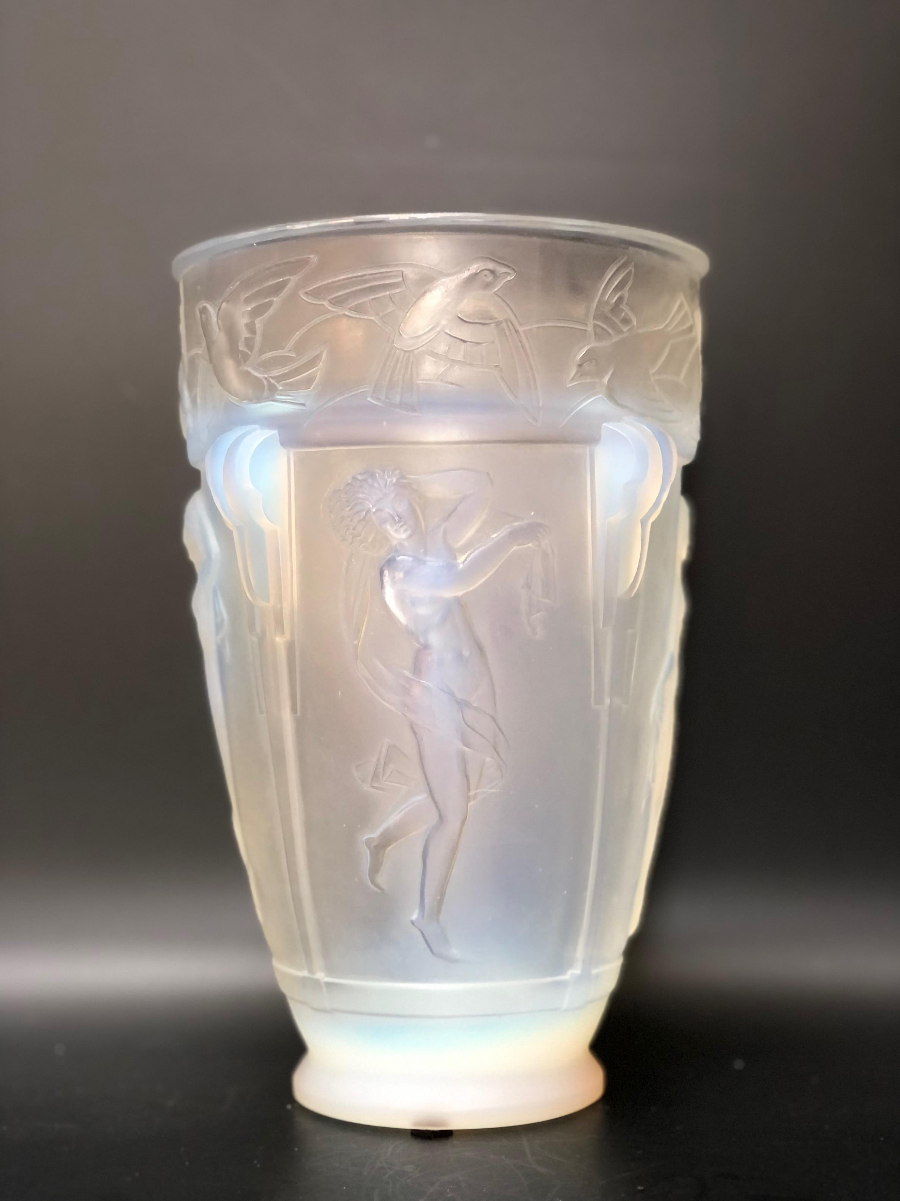Vase art déco Sabino circa 1930 en verre moulé opalescent. 
Décor de frise représentant une femme dansant et des oiseaux.
En parfait état.
Hauteur : 22,8 cm 
Diamètre : 15 cm

MARIUS-ERNEST SABINO, LE SCULPTEUR DEVENU MAÎTRE VERRIER DE L'ART