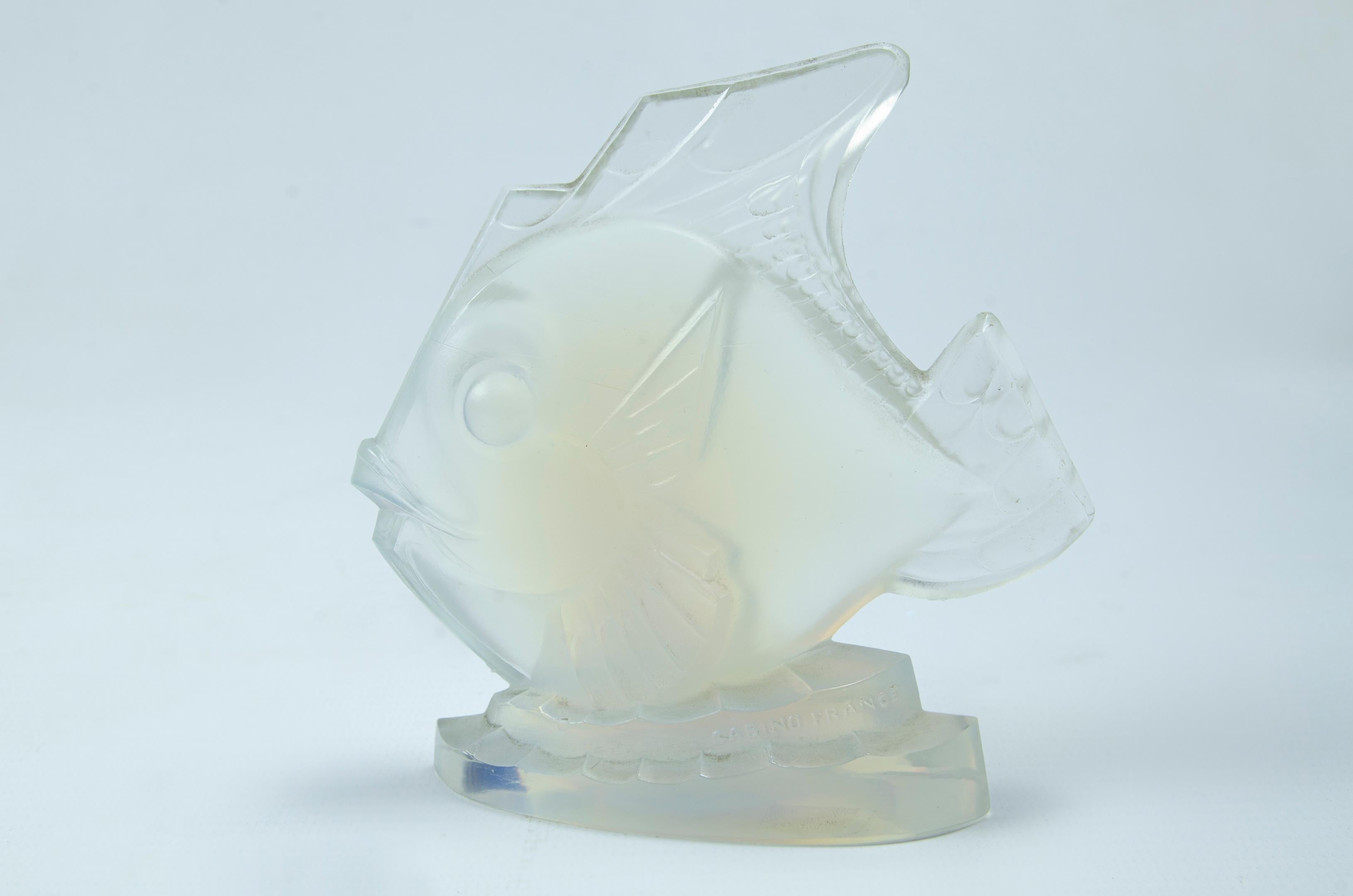 Sabino artistic glass opalescent (Fish)
Origin France, circa 1930
Art Deco, very good condition with some scratches
No chip.