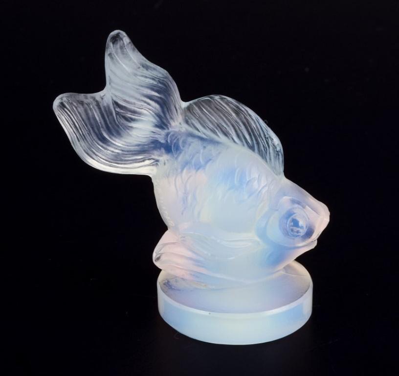 Art déco Sabino, France. Figurine de poisson Art Déco en verre opalin. en vente