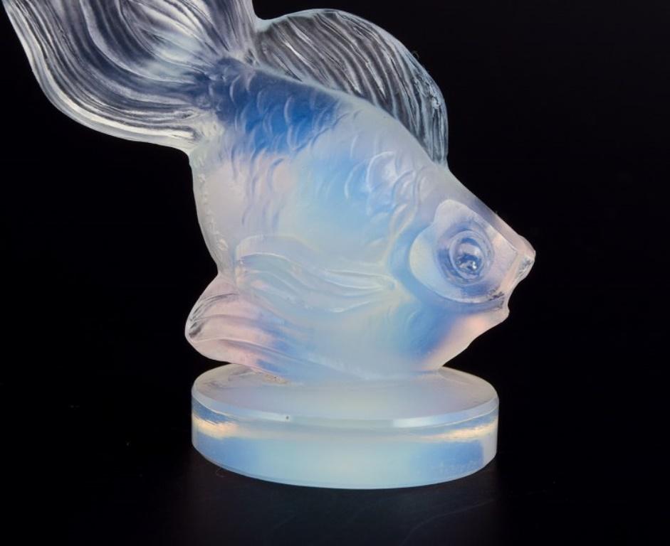 Français Sabino, France. Figurine de poisson Art Déco en verre opalin. en vente