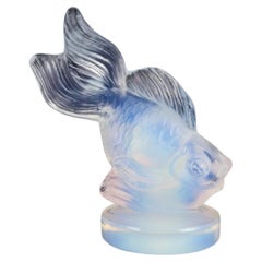 Sabino, France. Figurine de poisson Art Déco en verre opalin.