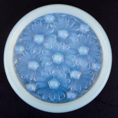 Sabino, France. Dish in art glass with raised flower motifs. Art Deco style