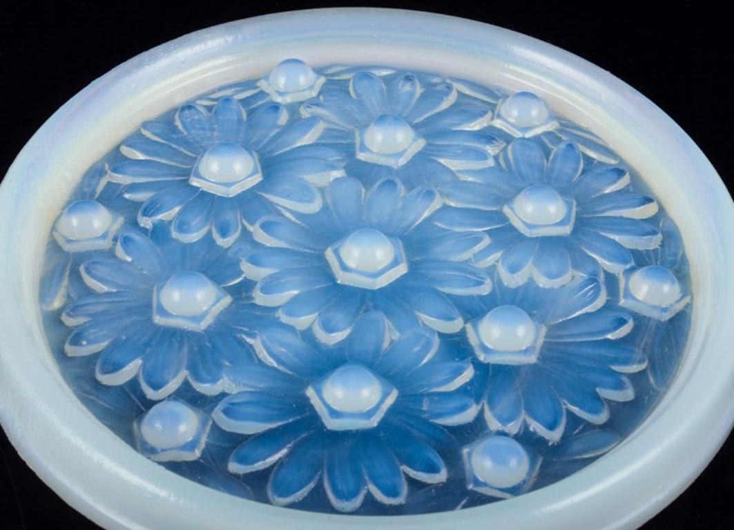 French Sabino, France. Dish in art glass with raised flower motifs. Art Deco style For Sale