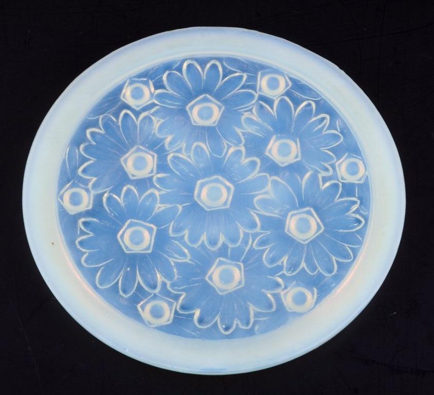 Mid-20th Century Sabino, France. Dish in art glass with raised flower motifs. Art Deco style For Sale