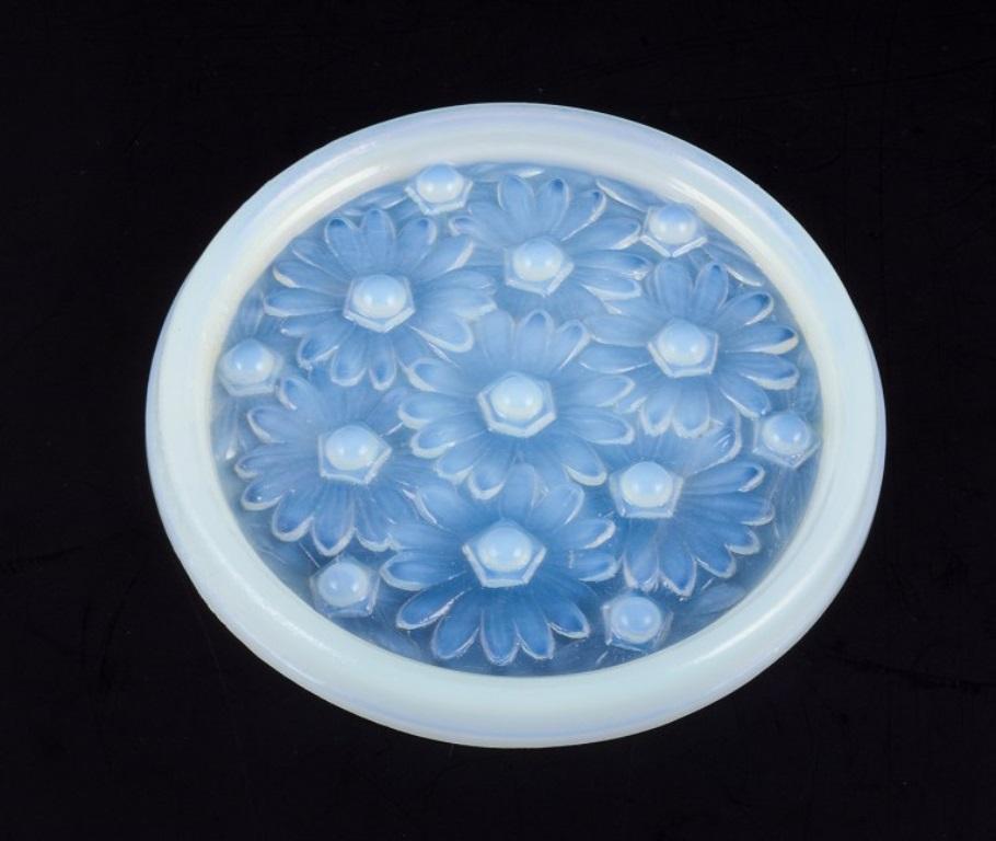 Sabino, France. Dish in art glass with raised flower motifs. Art Deco style For Sale