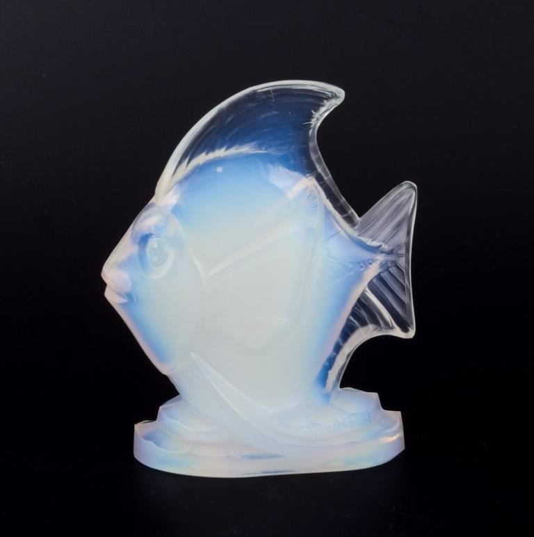 Sabino, France. Un poisson en verre d'art. Verre opalin Art Déco avec une teinte bleutée.
Datant approximativement des années 1930.
En parfait état.
Estampillé : Sabino, France.
Dimensions : D 9,5 cm x H 11,7 cm.