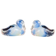 Sabino, France. Deux canards en verre d'art opalin Art Déco d'une teinte bleutée.