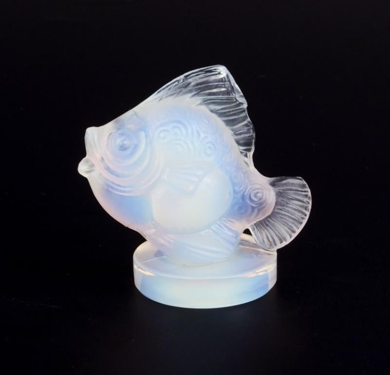Sabino, France. Deux poissons en verre d'art opalin Art déco avec une teinte bleutée.
Datant approximativement des années 1930.
En bon état, avec une petite entaille et un éclat légèrement plus grand sur la base.
Estampillé : Sabino,