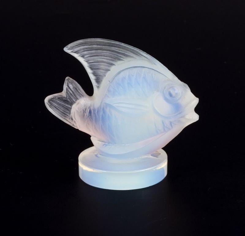 Sabino, France. Two fish in Art Deco opaline art glass with  bluish tint. In Good Condition For Sale In Copenhagen, DK