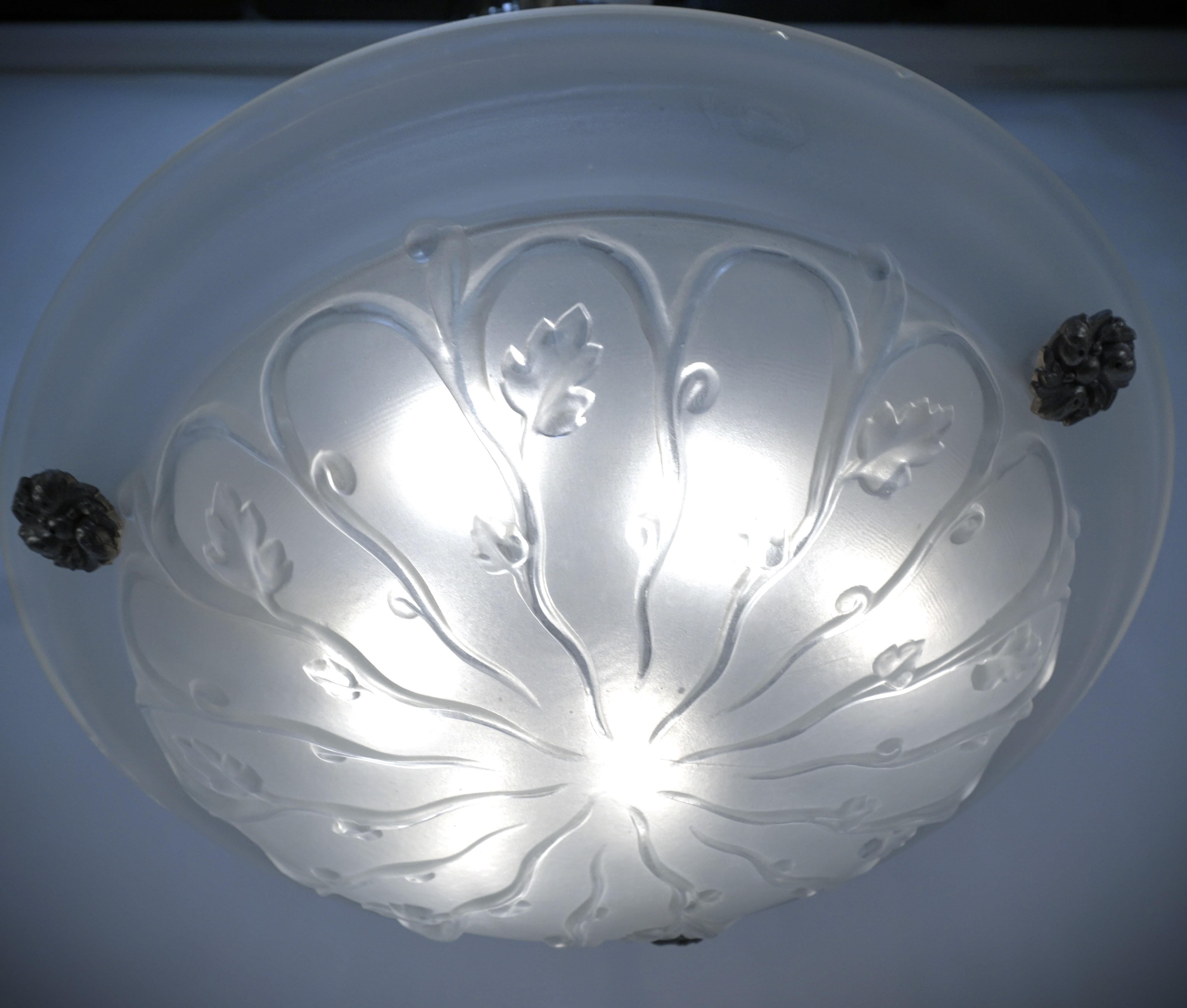 Lustre art déco en verre clair givré avec quincaillerie argent/nickel sur bronze par Sabino.
Recâblage professionnel et prêt à être installé.