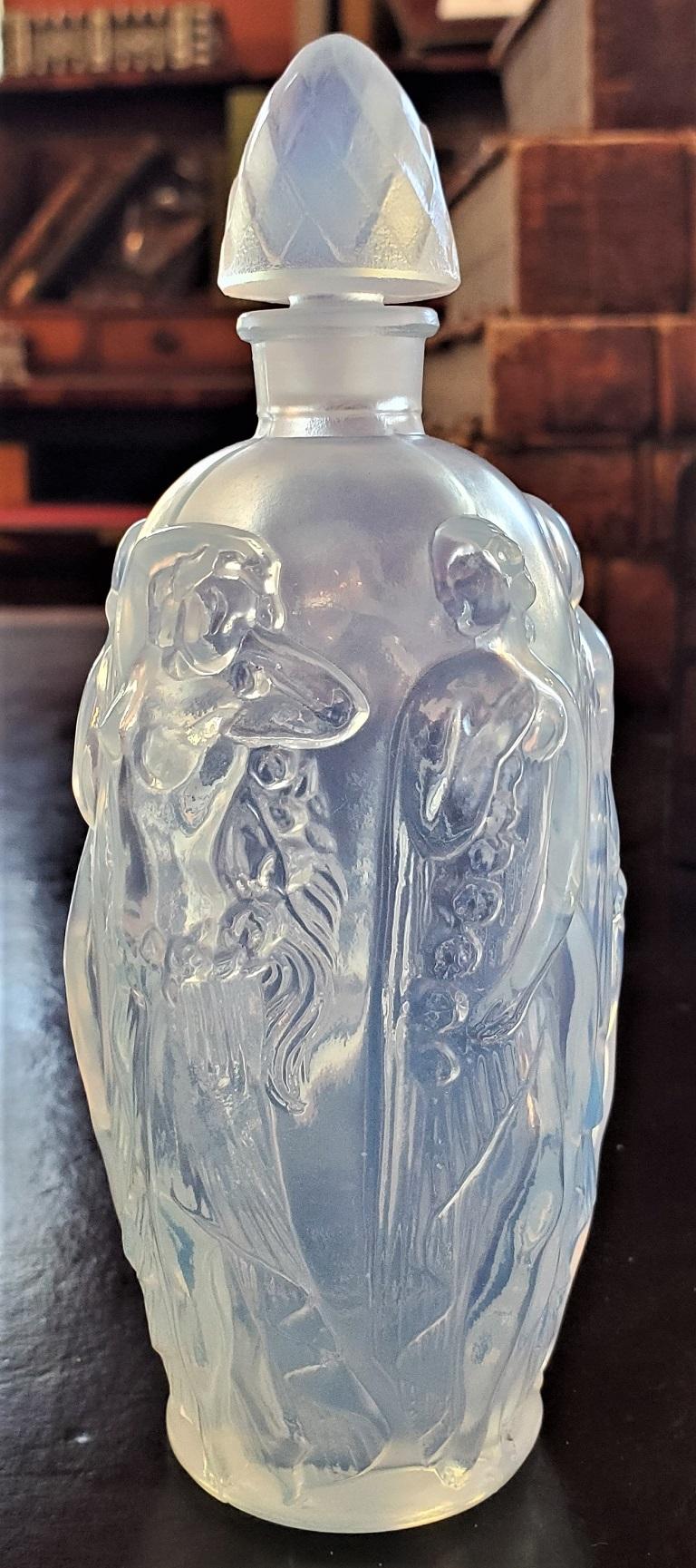 Presenting a lovely Sabino La Ronde Fleurie opalescent art glass perfume bottle in mint condition.

From circa 1950 and made in France by the famous maker, Sabino.

The bottle consists of opalescent pressed glass, giving it a blue tone or hue,