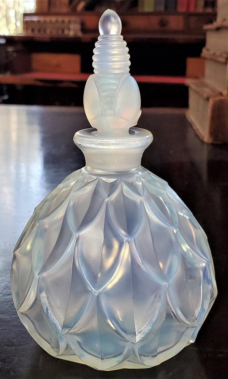 Presenting a lovely Sabino Petalia opalescent art glass perfume bottle in mint condition.

From circa 1950 and made in France by the famous maker, Sabino.

The bottle consists of opalescent pressed glass, giving it a blue tone or hue, with