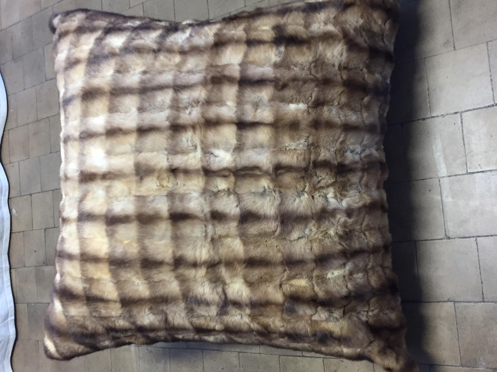 XXI secolo e contemporaneo Cuscino da pavimento Sable Barguzin in colore marrone con avorio in vendita