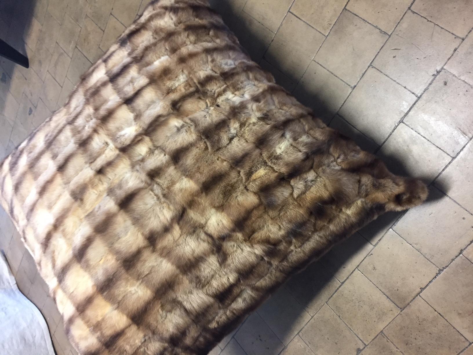 Pelliccia Cuscino da pavimento Sable Barguzin in colore marrone con avorio in vendita