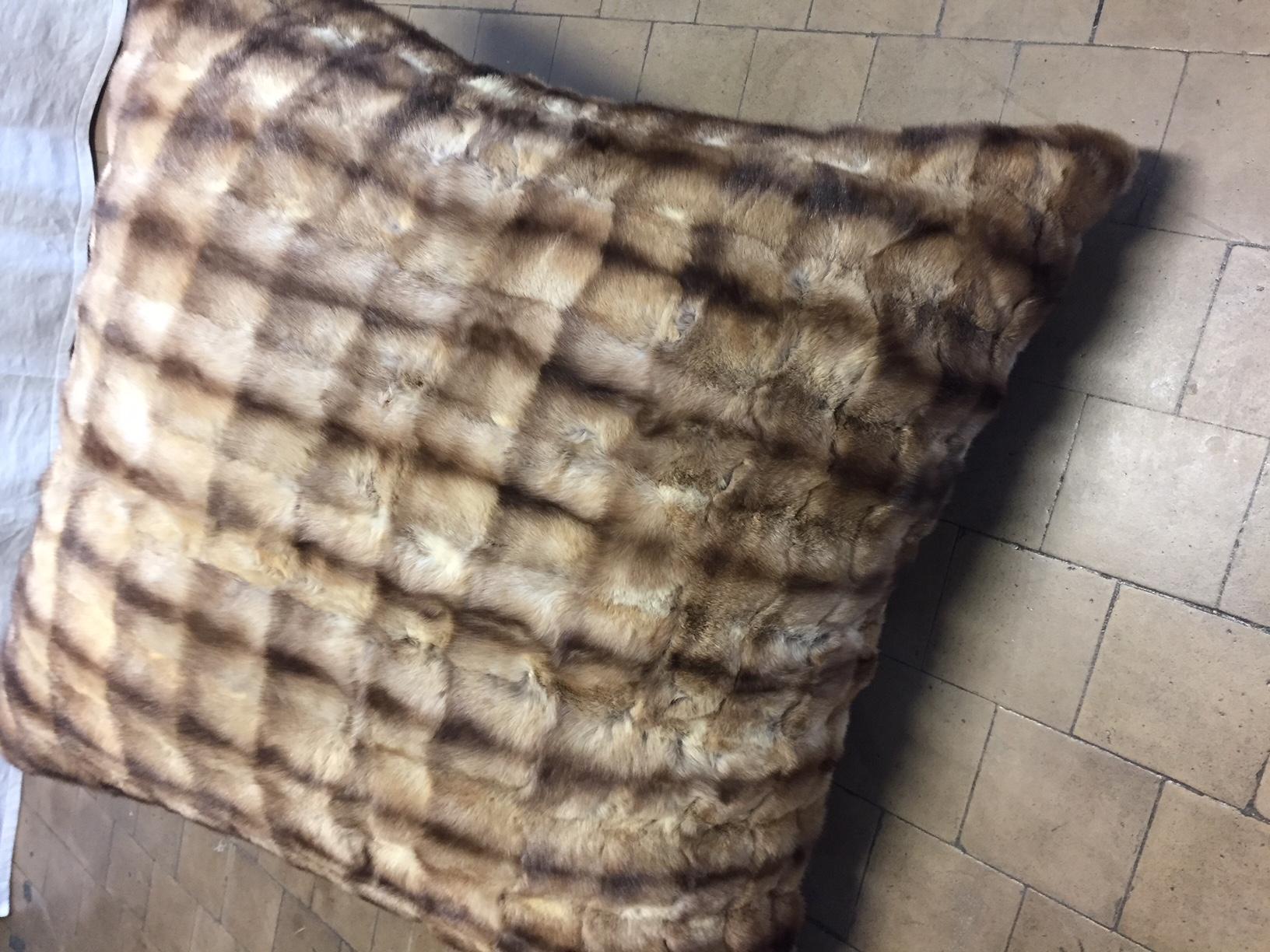 Cuscino da pavimento Sable Barguzin in colore marrone con avorio in vendita 1