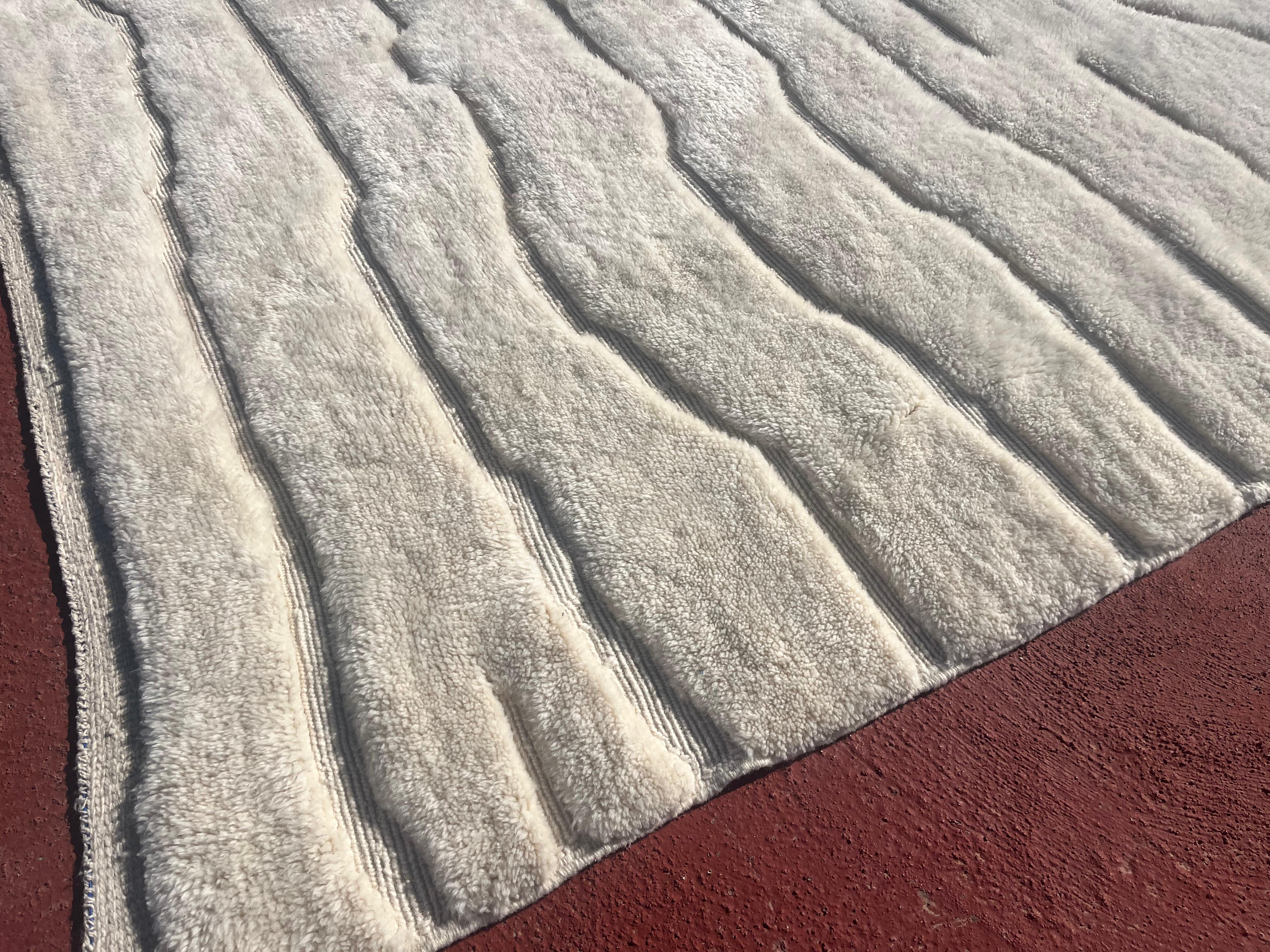 SABLE DE LUNE Berber Wool Rug Modern Handwoven Large Minimalist Contemporary In New Condition For Sale In Hammamet, MA