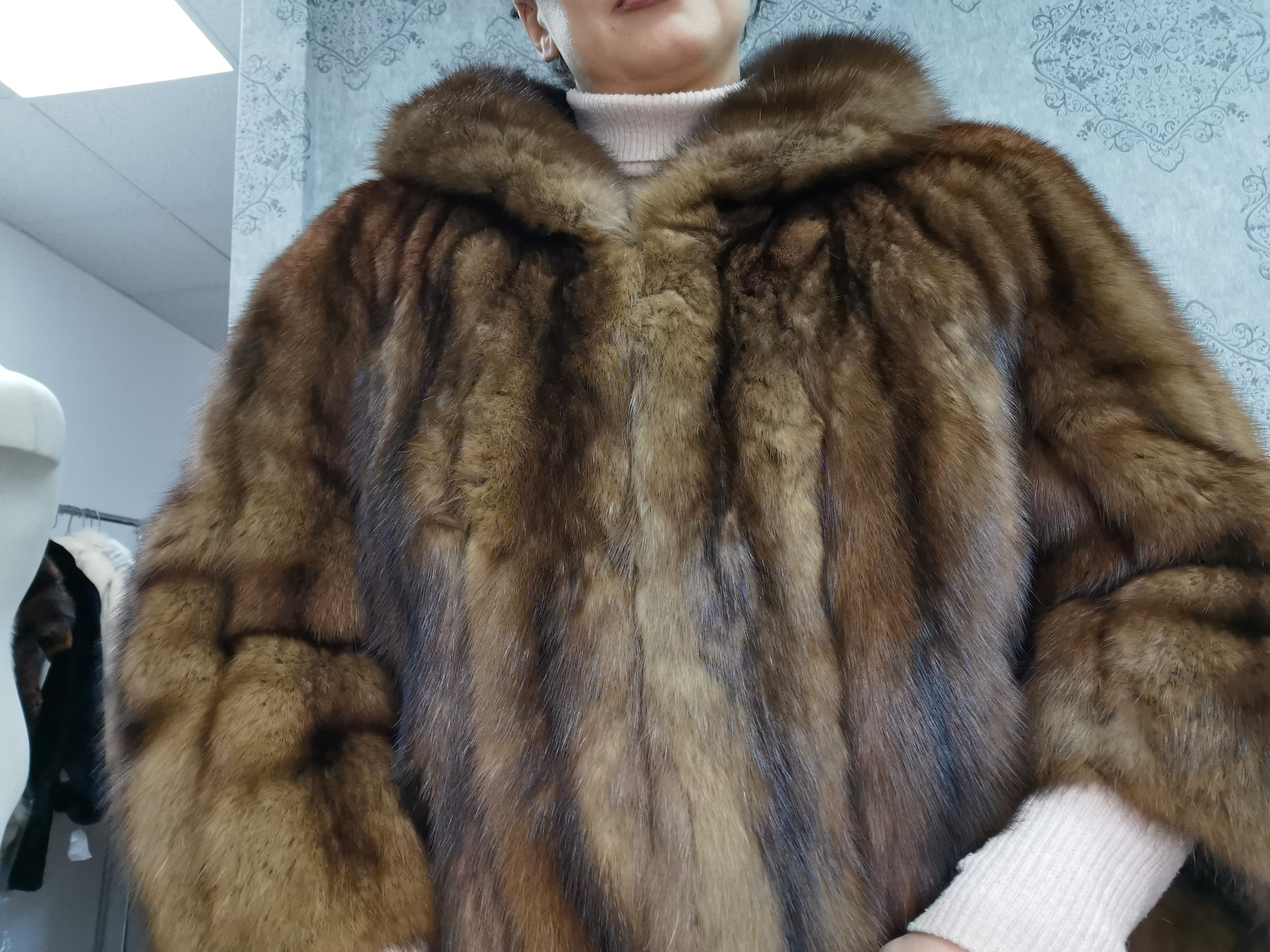 DESCRIPTION : SABLE FUR COAT WITH A BRAND NEW LINNING SIZE 8

Portrait collar, supple skins, beautiful fresh fur, hook and eye  for closure, too slit pockets, nice big full pelts skins in excellent condition.

MEASUREMENTS :

SIZE :8

LENGTH