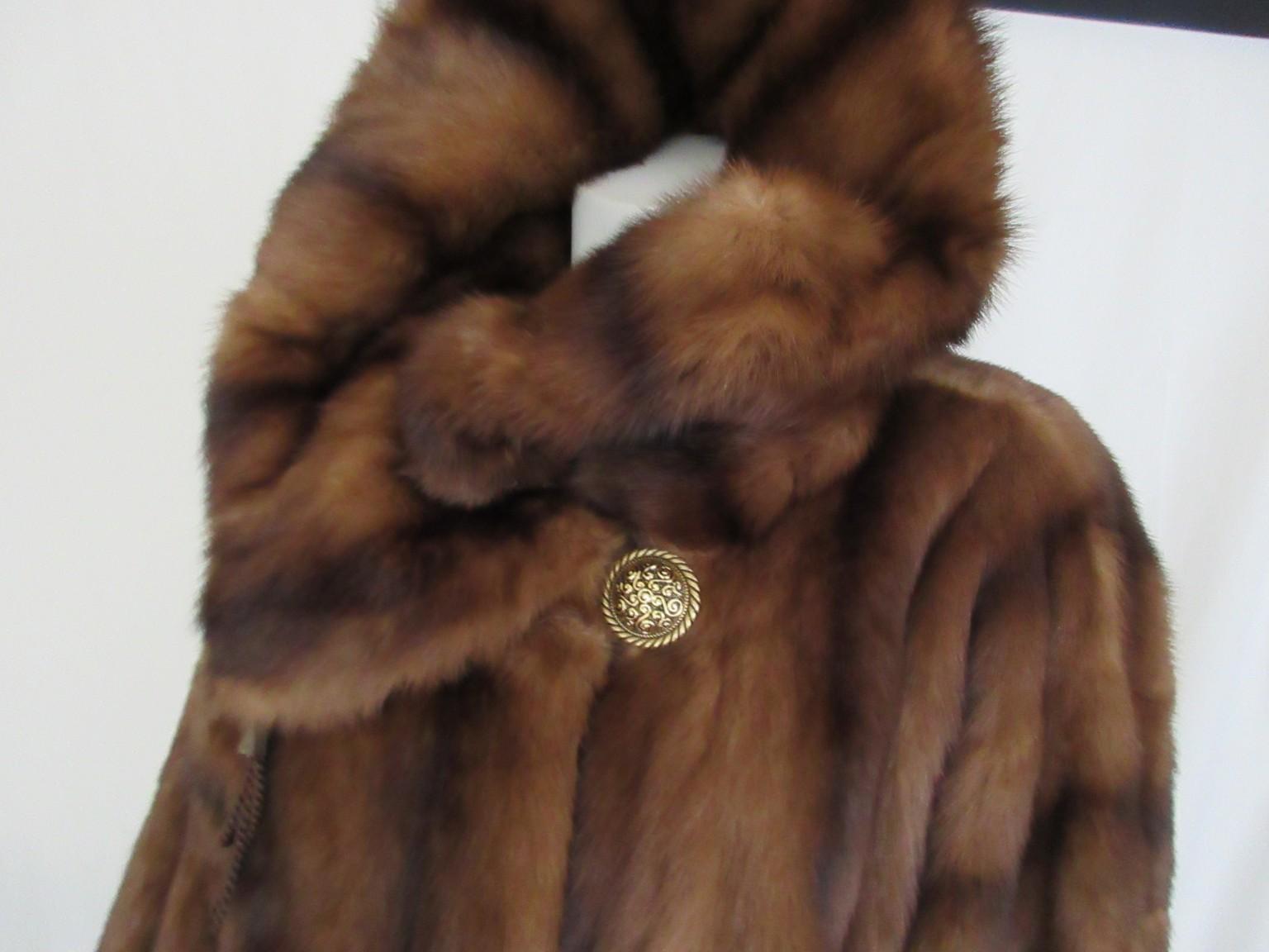Abrigo de piel de marta lujosa marrón con cuello enorme

Ofrecemos más artículos de piel exclusivos, consulta nuestra tienda.

Detalles:
Suave piel natural de marta, muy fácil de llevar 
En color marrón miel
con 2 bolsillos 
1 bolsillo interior
1