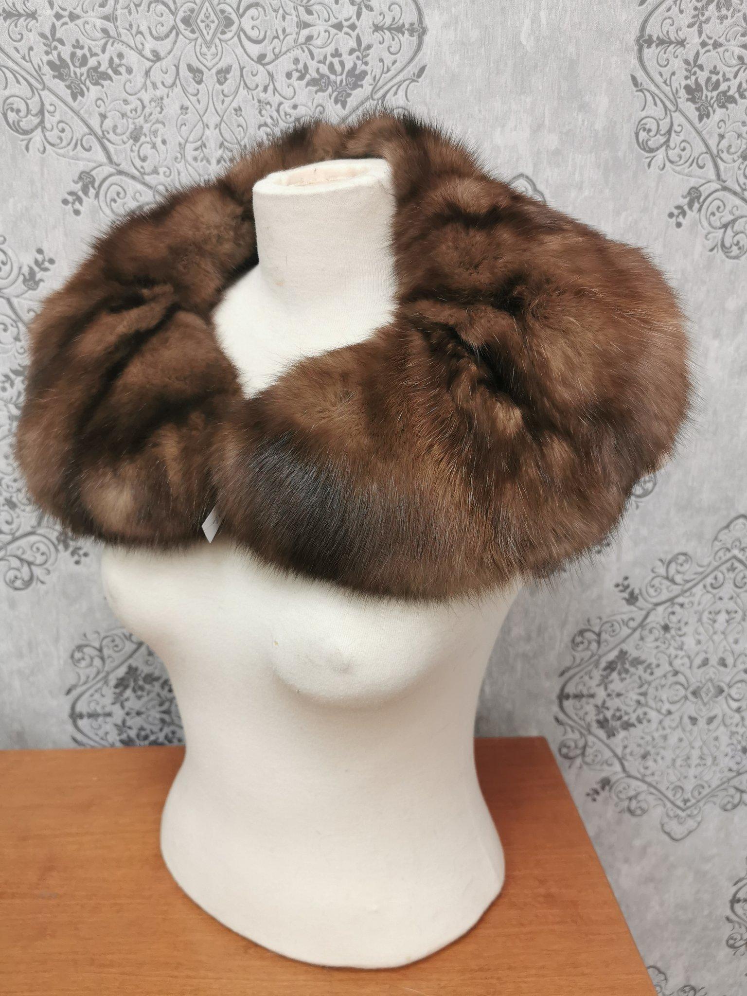 DESCRIPTION : 512 COLLER SABLE FUR SCARF 

supple skins, beautiful fresh fur, nice big full pelts skins in excellent condition.

This item is made in Canada with the best quality skins.

Stock number : 512

MADE IN CANADA

 ******All our fur coats