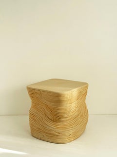 Sabletwist di Kalou Dubus, tavolino scultura, gres color sabbia