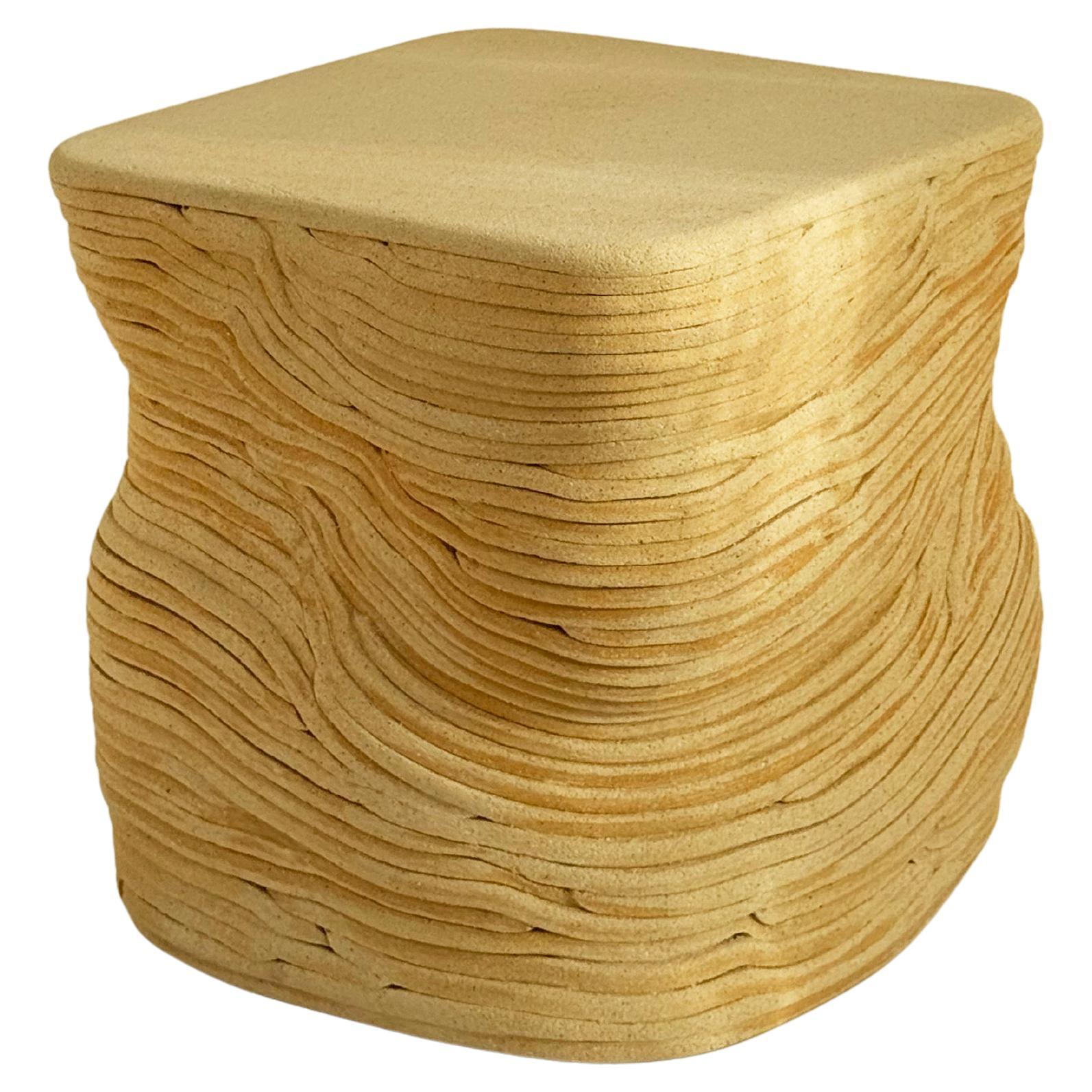 Sabletwist von Kalou Dubus, Skulpturaler Beistelltisch, Sandfarbenes Steingut im Angebot