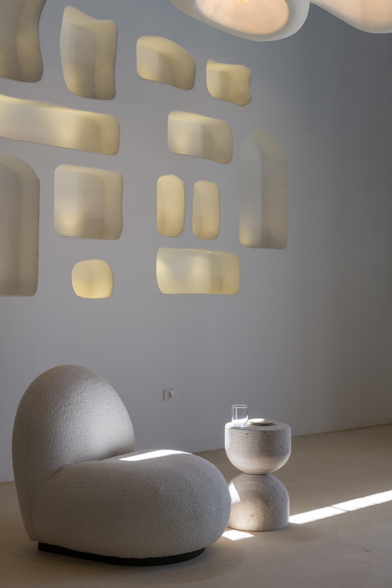 Tavolino a forma di clessidra in travertino Sablia Muted Beige di Beije Avenue In condizioni Nuovo in vendita a Geneve, CH