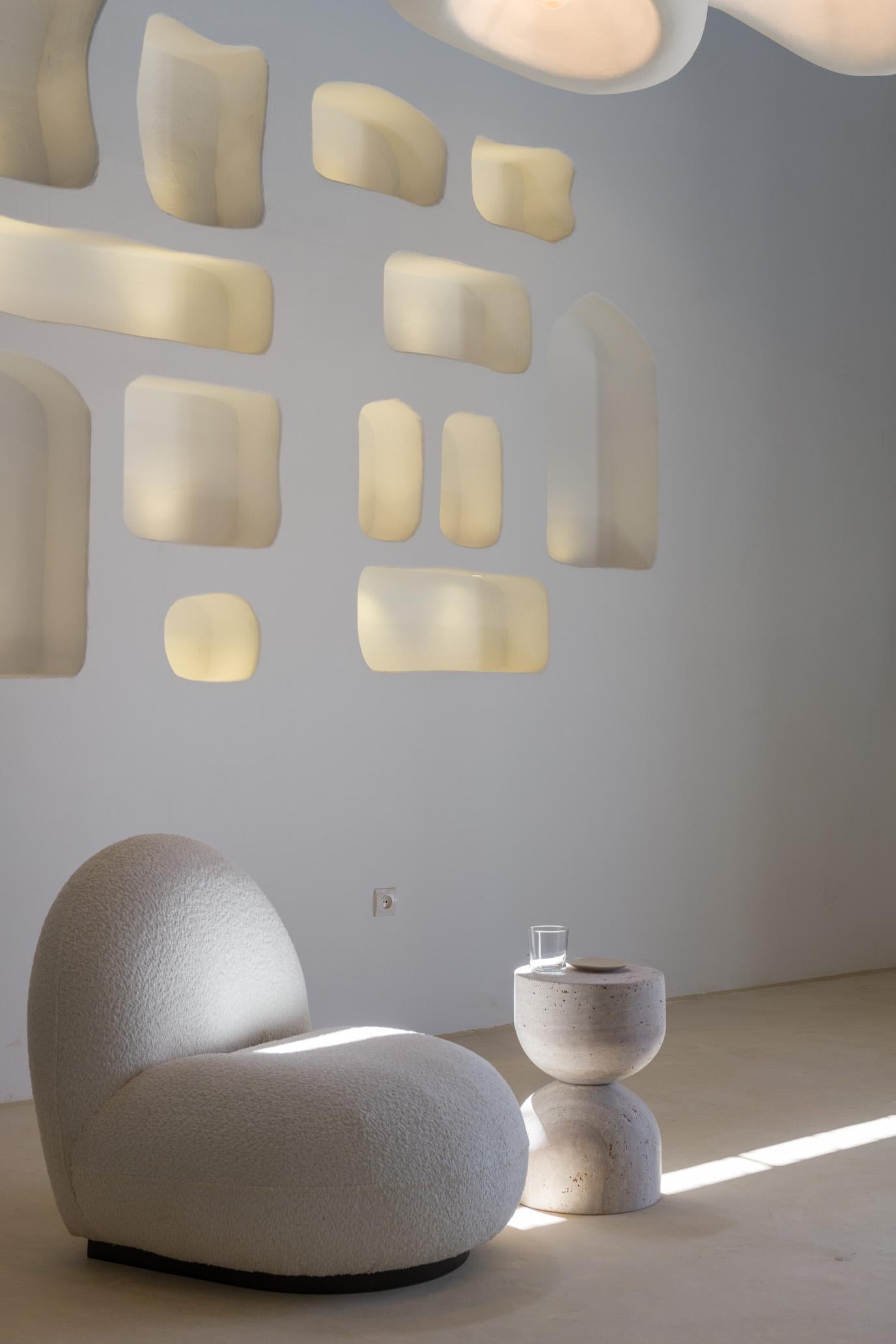 XXI secolo e contemporaneo Tavolino a forma di clessidra in travertino Sablia Muted Beige di Beije Avenue in vendita