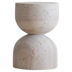 Tavolino a forma di clessidra in travertino Sablia Muted Beige di Beije Avenue