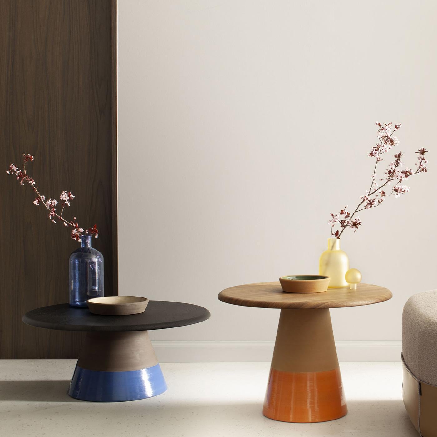 Esta mesa de centro, una oda a la artesanía, tiene una base hecha de terracota natural de tierra oscura, hábilmente torneada en un torno de alfarero, y adornada con una inserción de esmalte Azur brillante. Su tablero, fabricado en MDF chapado en