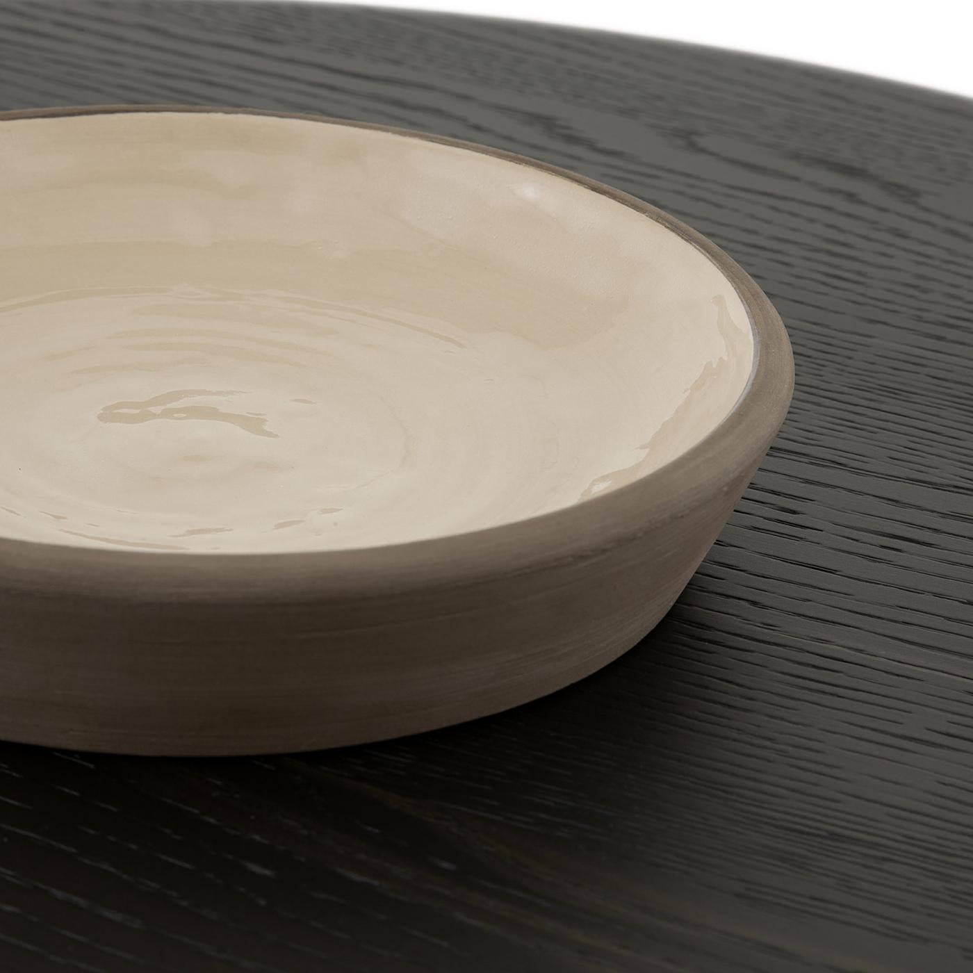 Mesa pequeña Sablier con base de arcilla y tablero chapado en roble Laguna de Morica Design Siglo XXI y contemporáneo en venta
