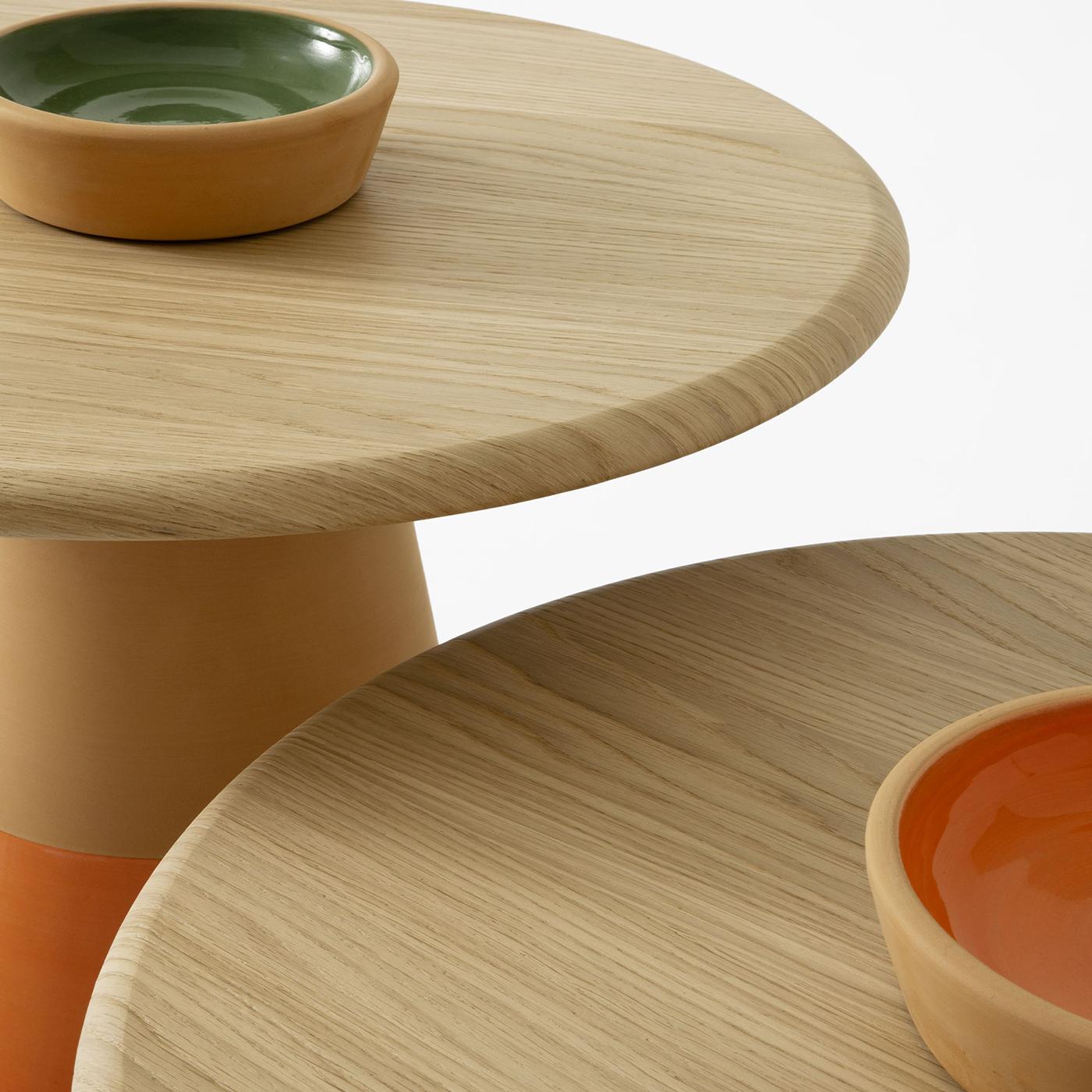 Sablier Großer Tisch mit Tonfuß und Eichenholzfurnierplatte von Morica Design im Angebot 1
