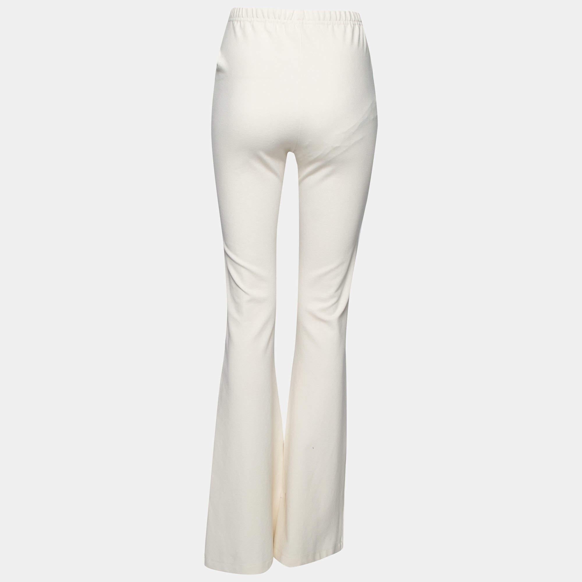 Fai spazio nel tuo armadio per questi pantaloni svasati di Sablyn. I pantaloni di colore avorio sono realizzati con materiali pregiati e hanno una forma perfetta. Saranno super chic con un crop top colorato e una borsa a tracolla.