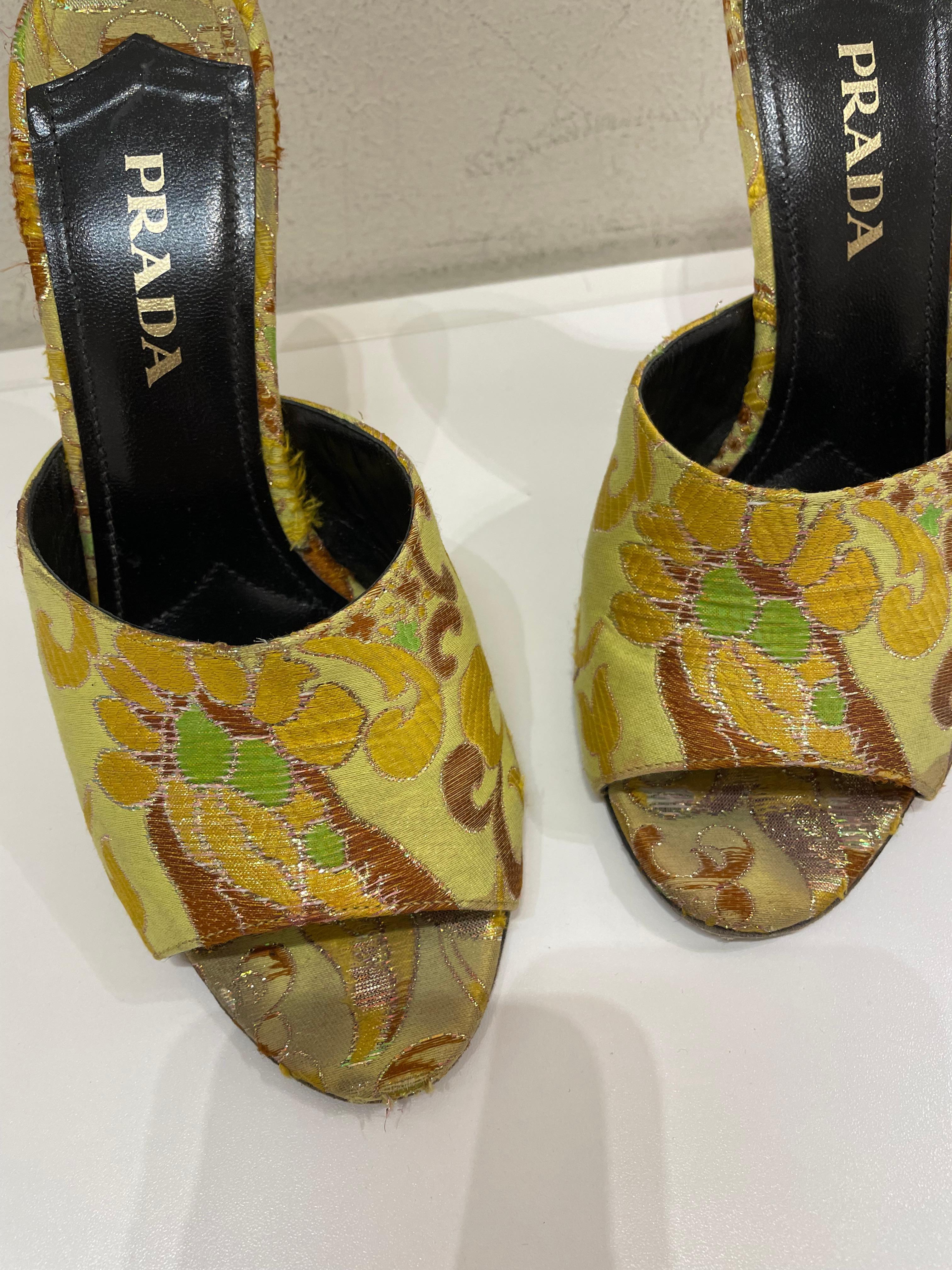 Sabot with Prada heel in damask fabric in shades of yellow. They have some signs of use as you can see from the photos. Heel 12 cm and inner sole 26 cm. Number 38. With original box.