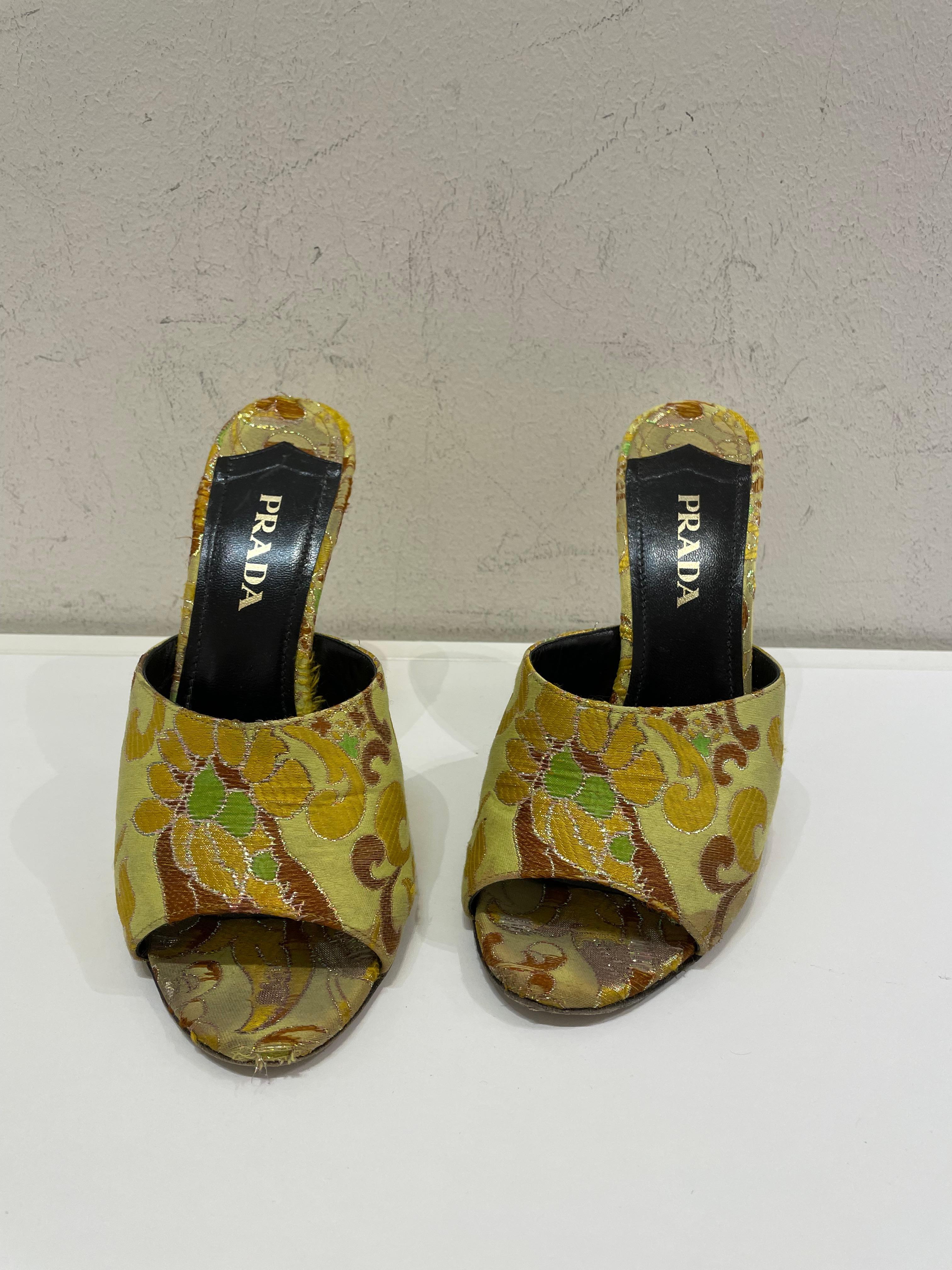 Brown Sabot with Prada heel in damask fabric in shades of yellow.