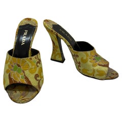 Sabot with Prada heel in damask fabric in shades of yellow.