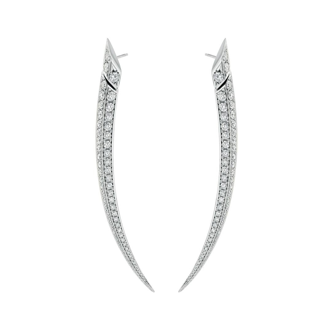 Réalisées en or blanc 18 ct et serties de 6,64 ct de diamants blancs brillants, les boucles d'oreilles Sabre Fine Large allient la virtuosité au glamour de la célèbre House of Shaun Leane. La silhouette du sabre est une courbe à la fois élégante et